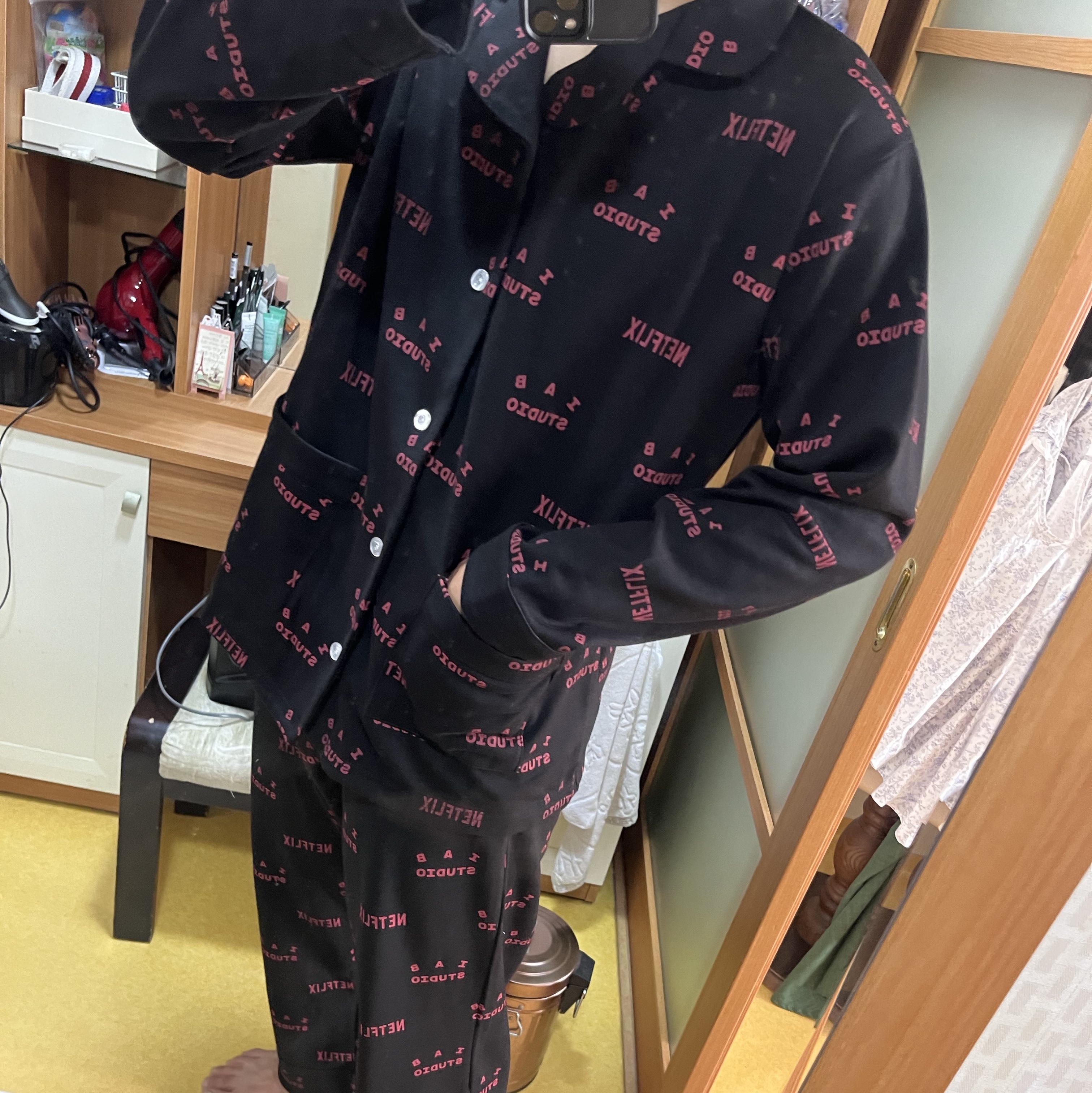 IAB Studio x Netflix Pajama Cushion Cover Set Black 착용 스타일 - 5