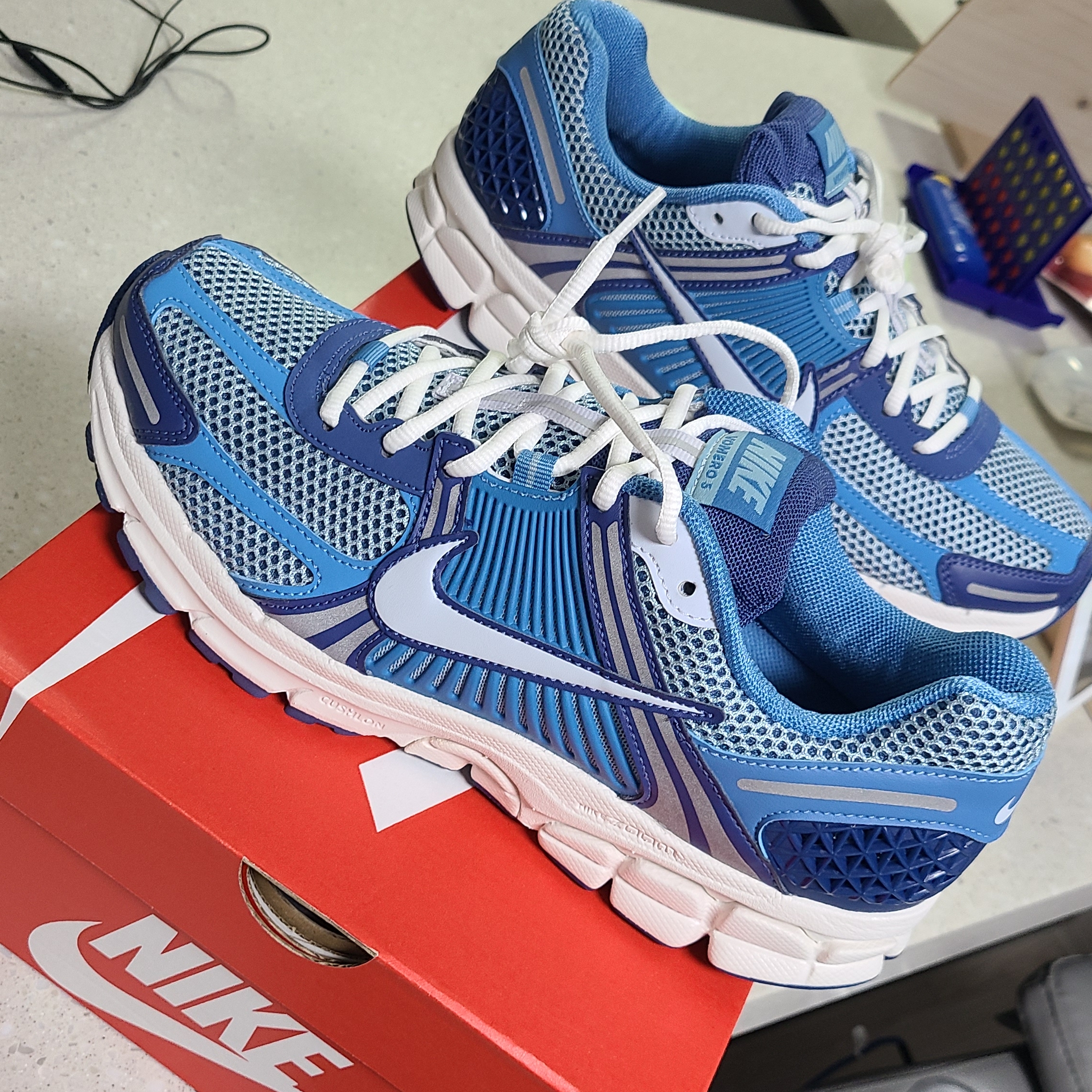 Nike Zoom Vomero 5 Mystic Navy and Worn Blue 착용 스타일