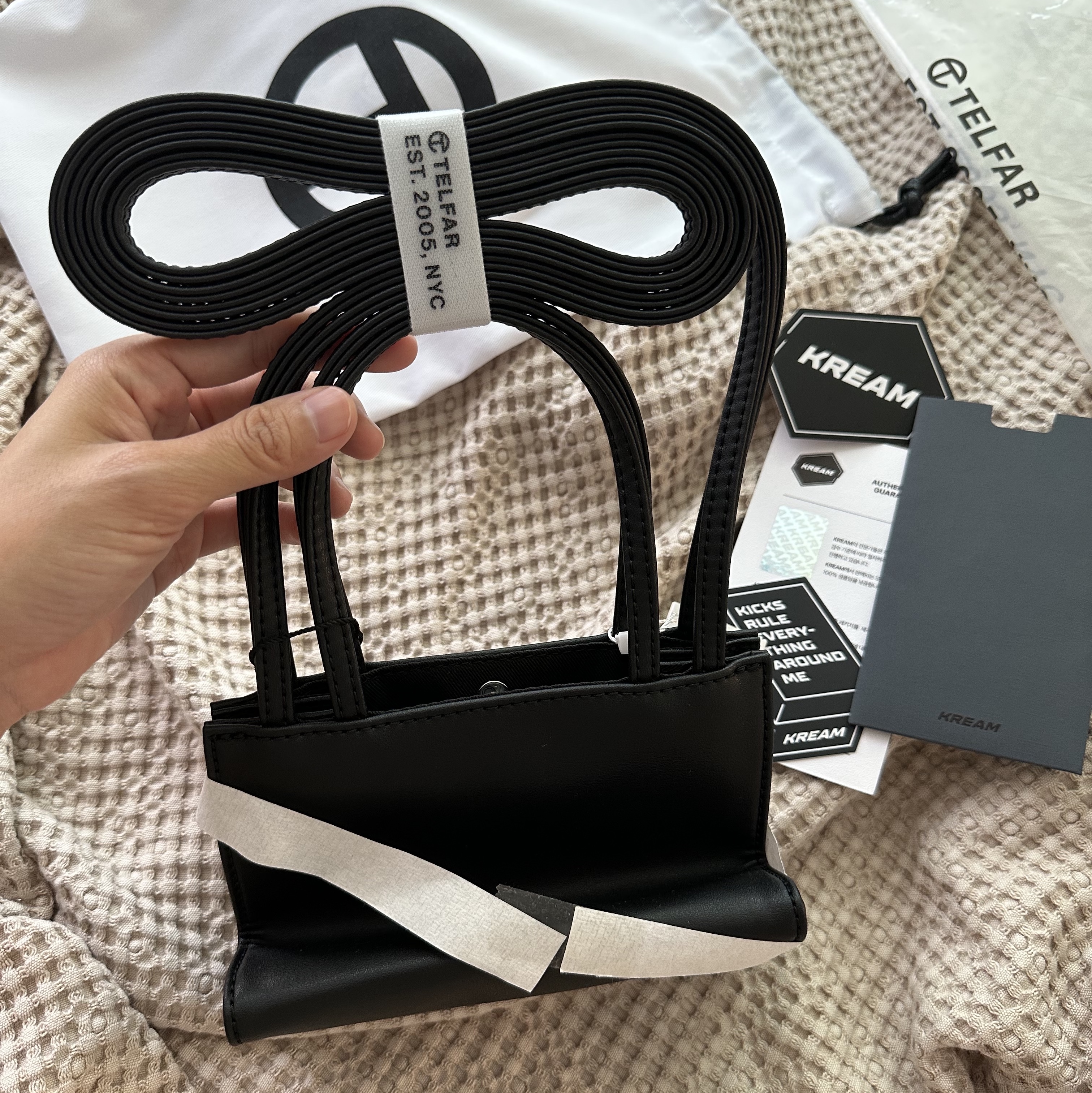 Telfar Small Shopping Bag Black 착용 스타일 - 2