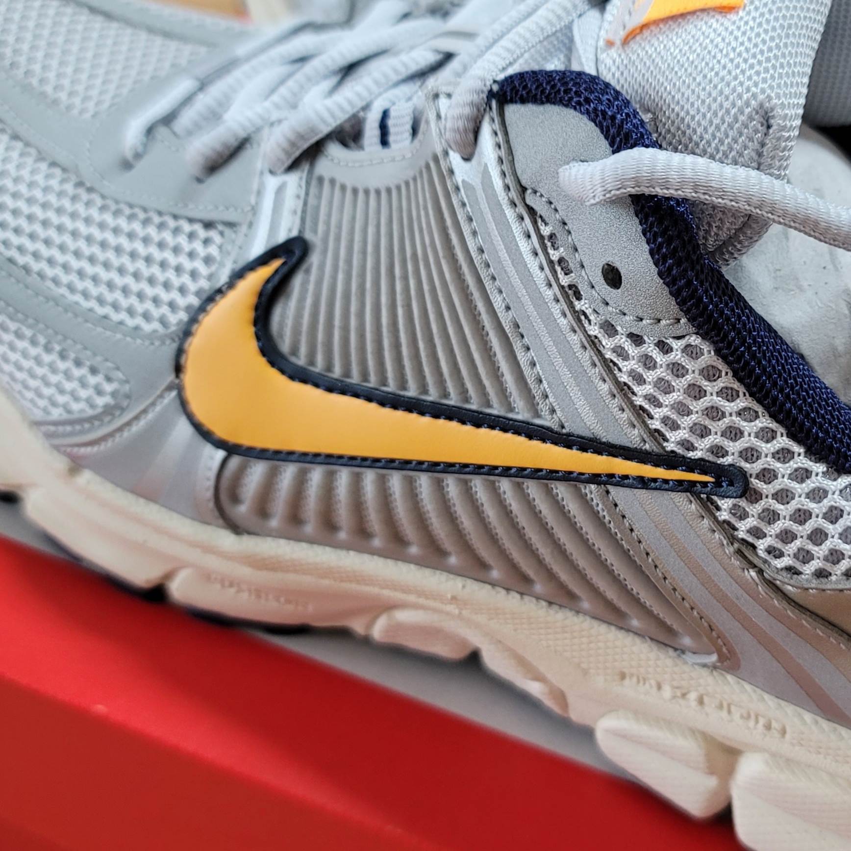 Nike Zoom Vomero 5 Pure Platinum and Laser Orange 착용 스타일 - 2