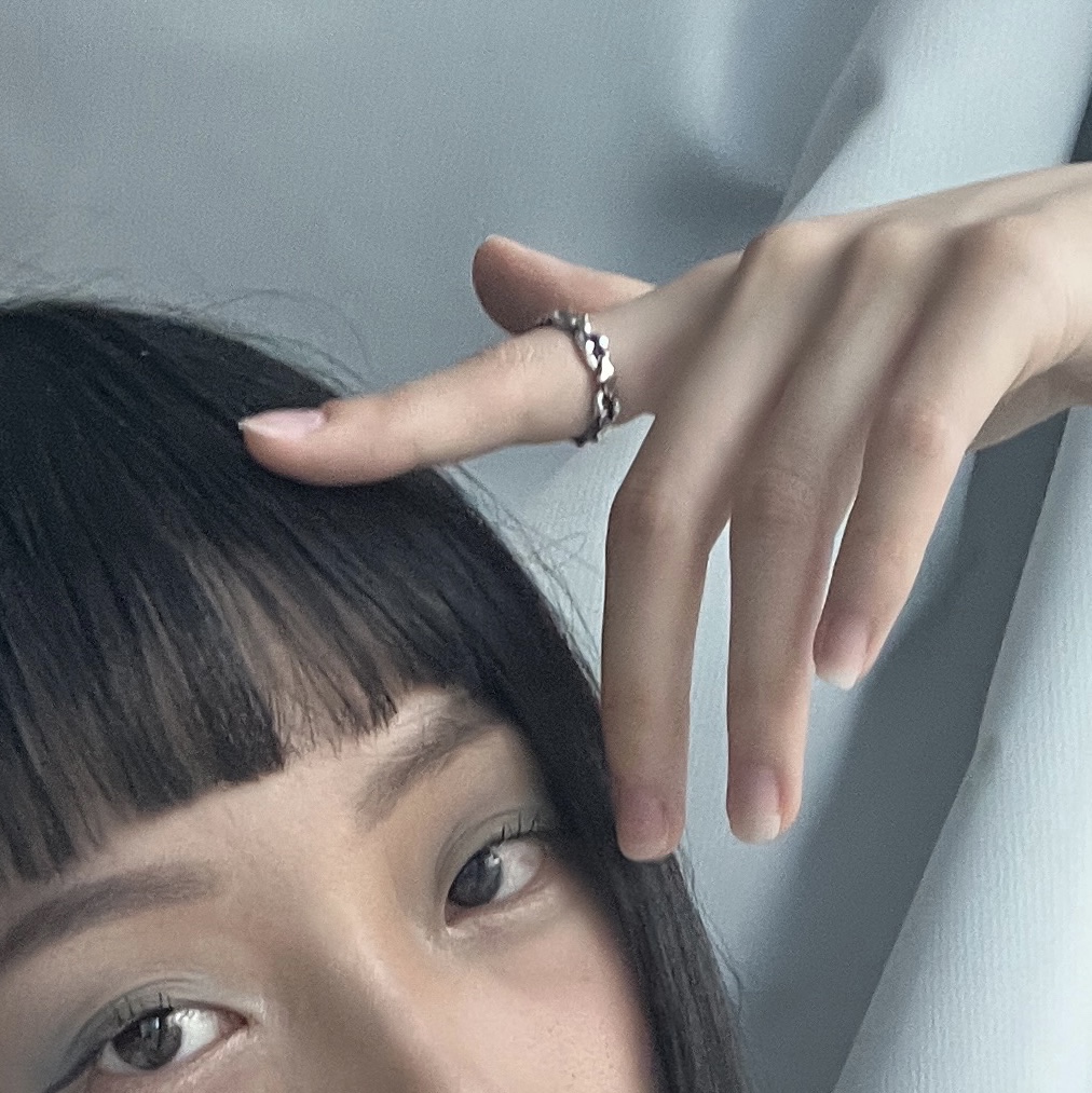Scudo Dolphin Ring Plain 착용 스타일 - 1