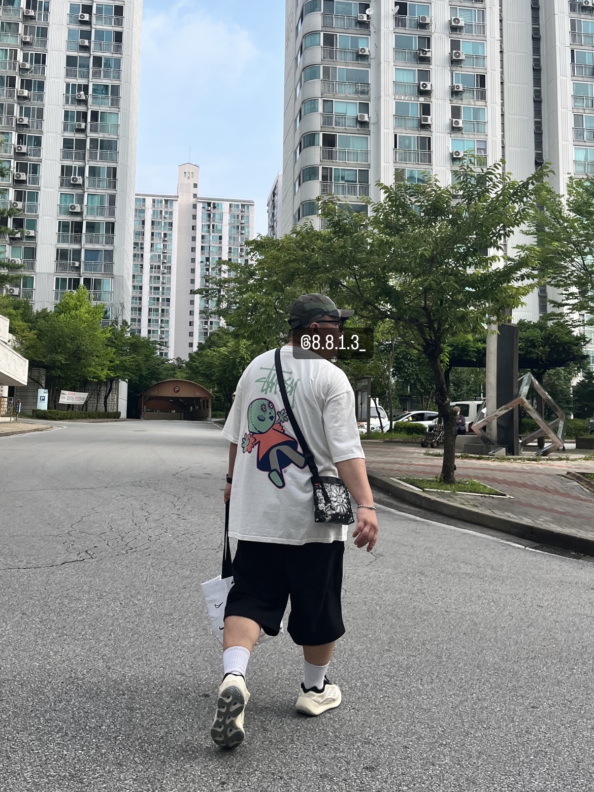 Stussy Dollie Pigment Dyed T-Shirt Natural, Supreme Bandana Tarp Side Bag Black - 21SS 착용 스타일