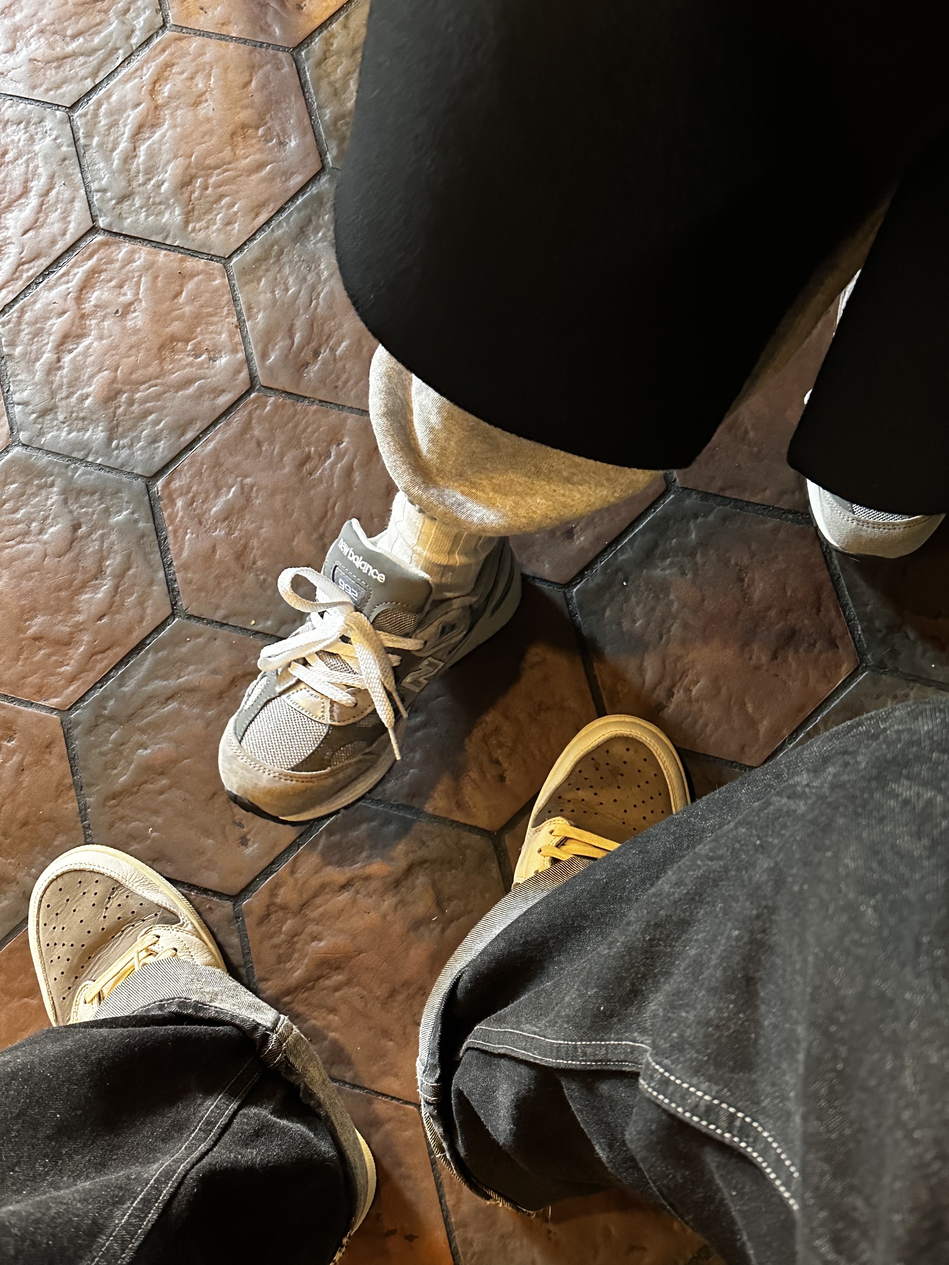 Jordan 1 x Travis Scott Retro Low OG SP Sail and Ridgerock, Yeezy Gap Engineered By Balenciaga Dove Hoodie Black 착용 스타일 - 3