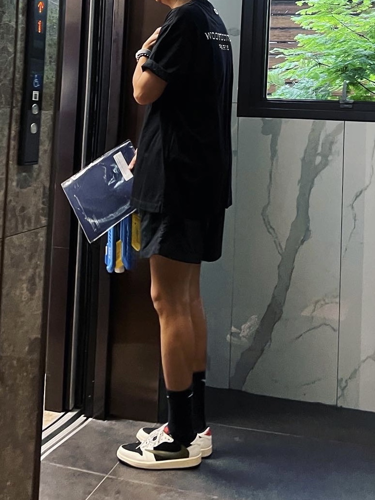 (W) Jordan 1 x Travis Scott Retro Low OG SP Medium Olive, Nike NRG ACG Trail Shorts Black Dark Smoke Grey - Asia 착용 스타일 - 1