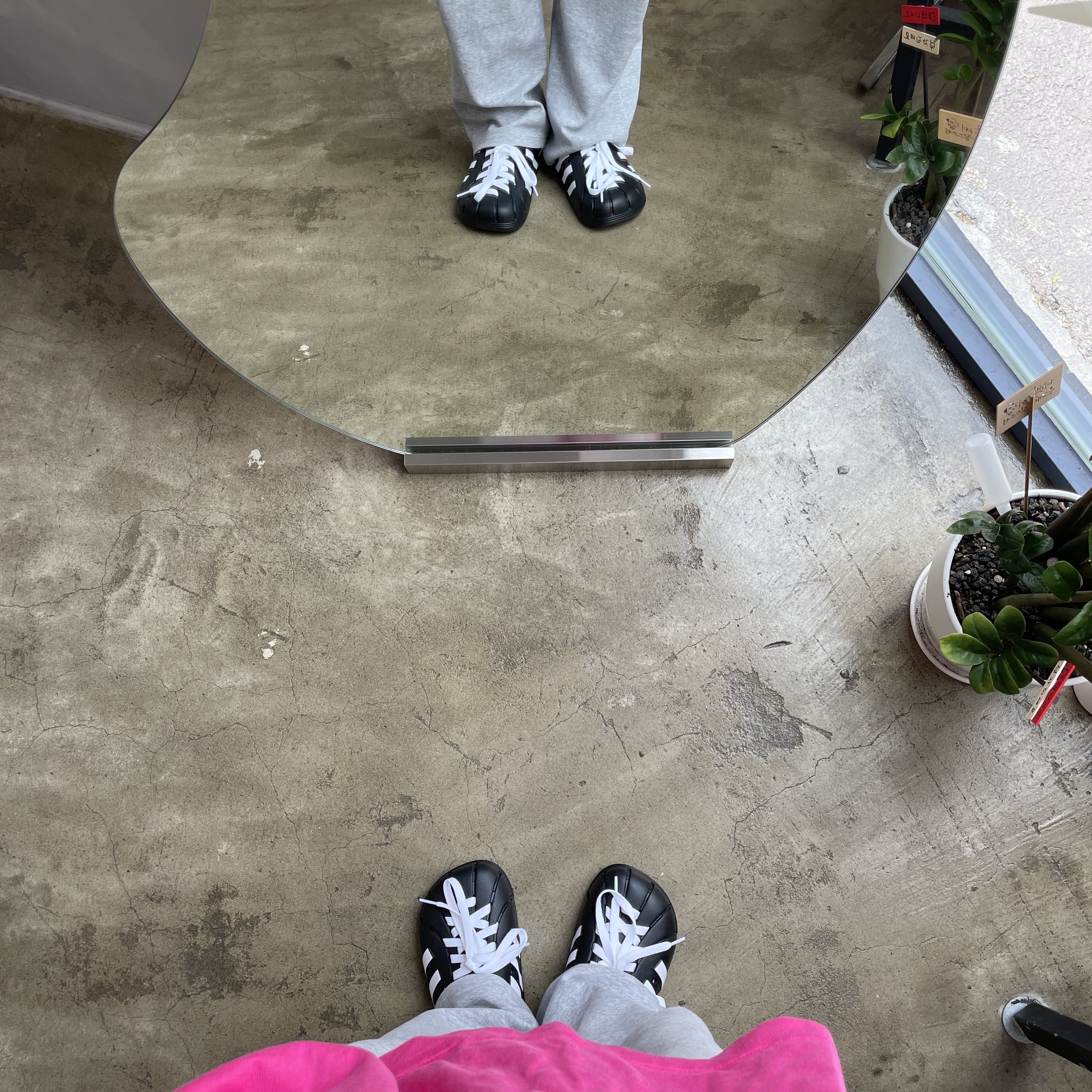 Adidas Adilette Clog Black White 착용 스타일 - 2