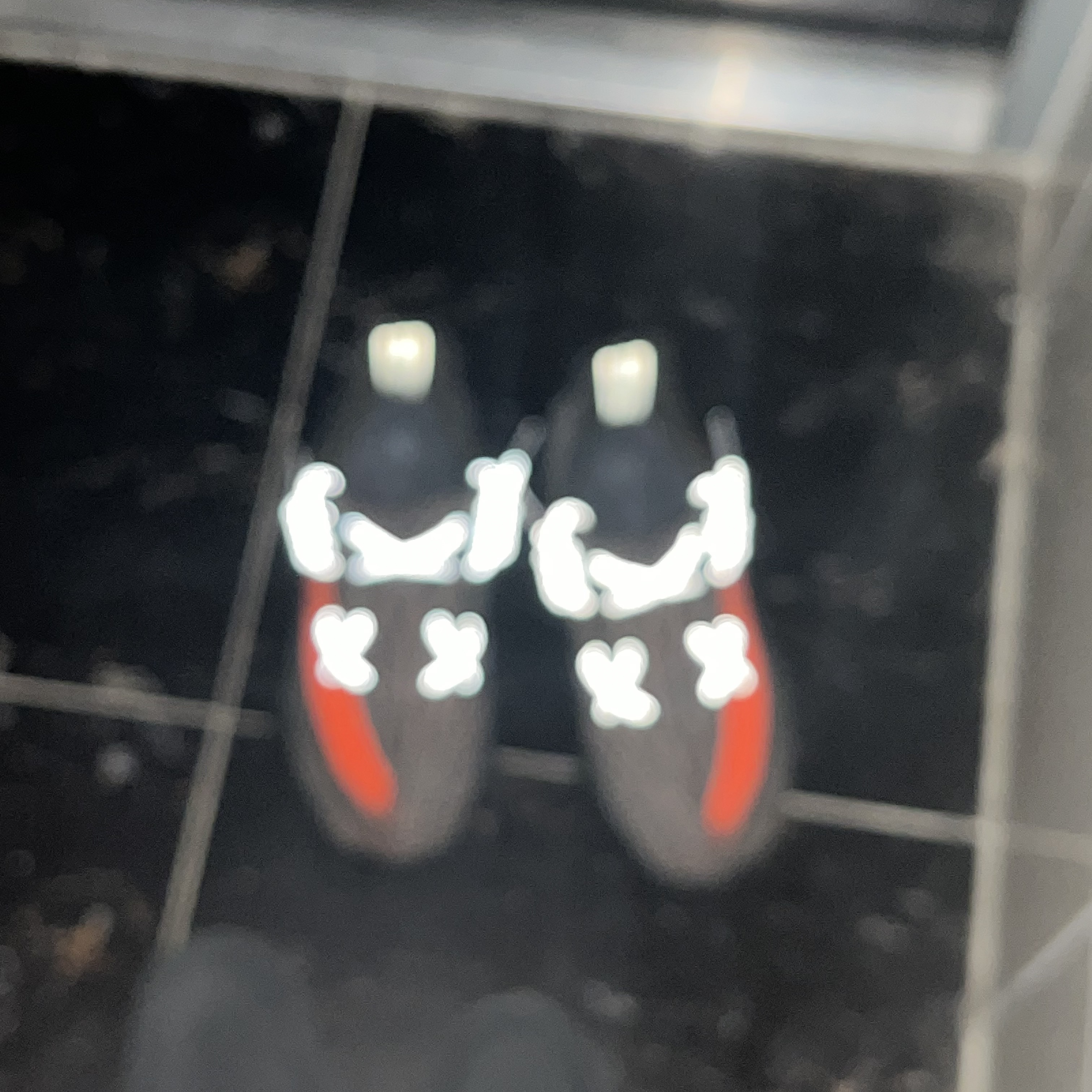 Adidas Yeezy Boost 350 V2 Carbon Beluga 착용 스타일