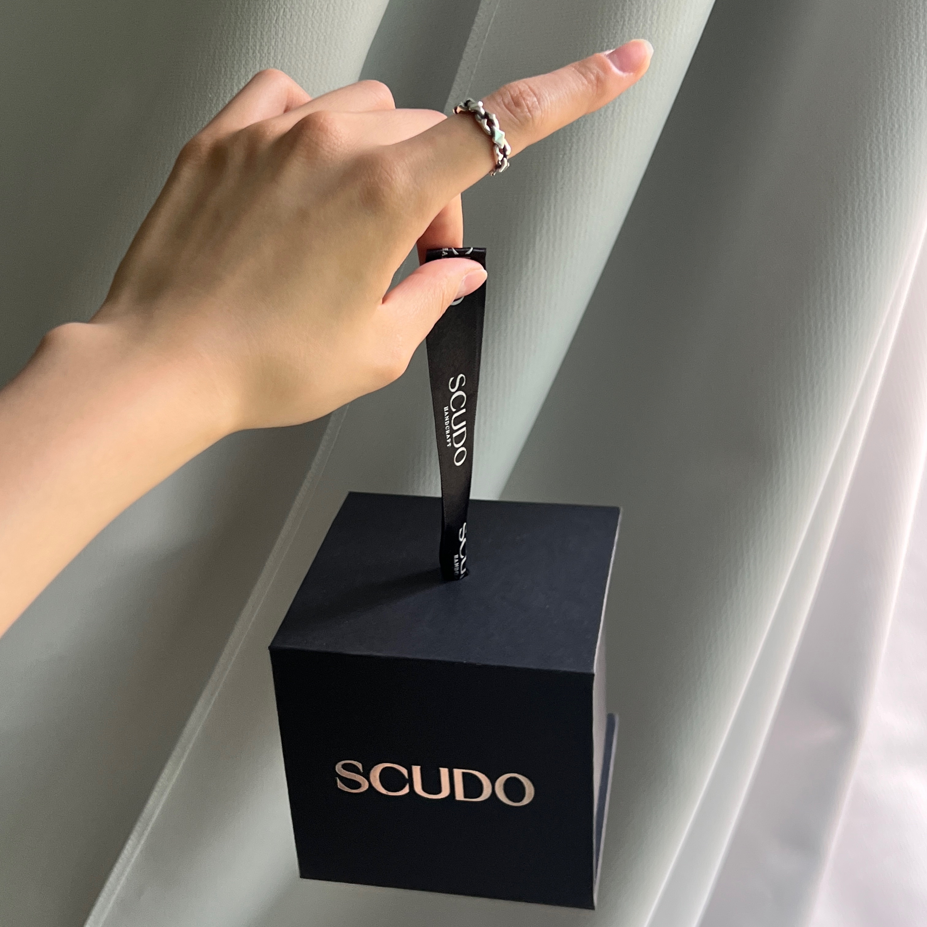 Scudo Dolphin Ring Plain 착용 스타일 - 5