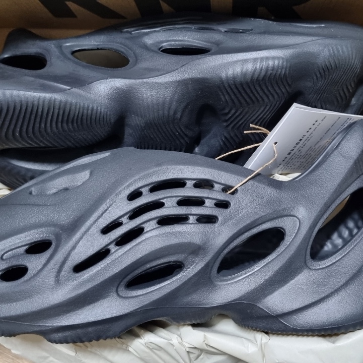 Adidas Yeezy Foam RNNR Onyx 착용 스타일