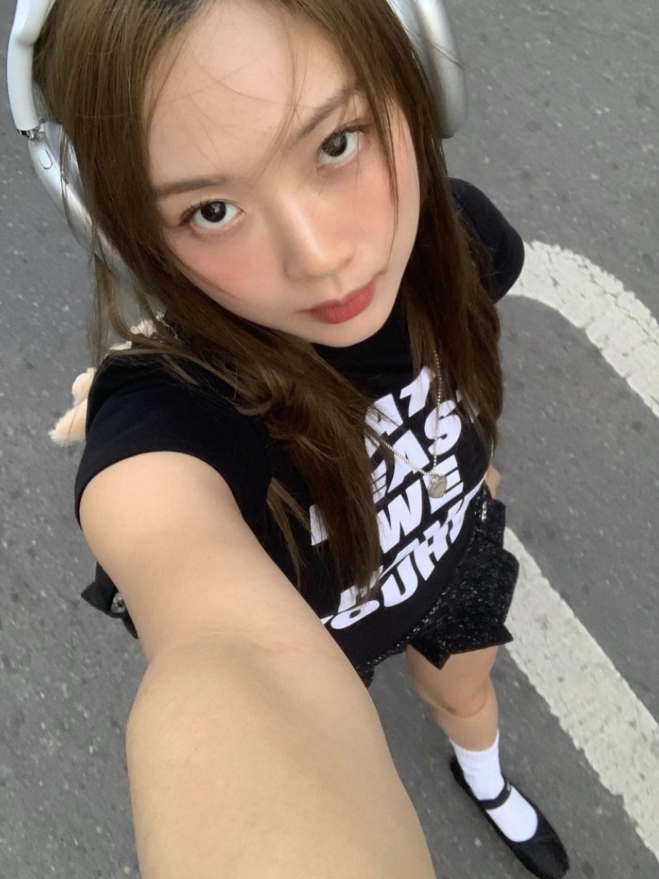 Apple AirPods Max Lightning Silver (Korean Ver.), (W) Youhee Lettering T-Shirt Black 착용 스타일 - 2