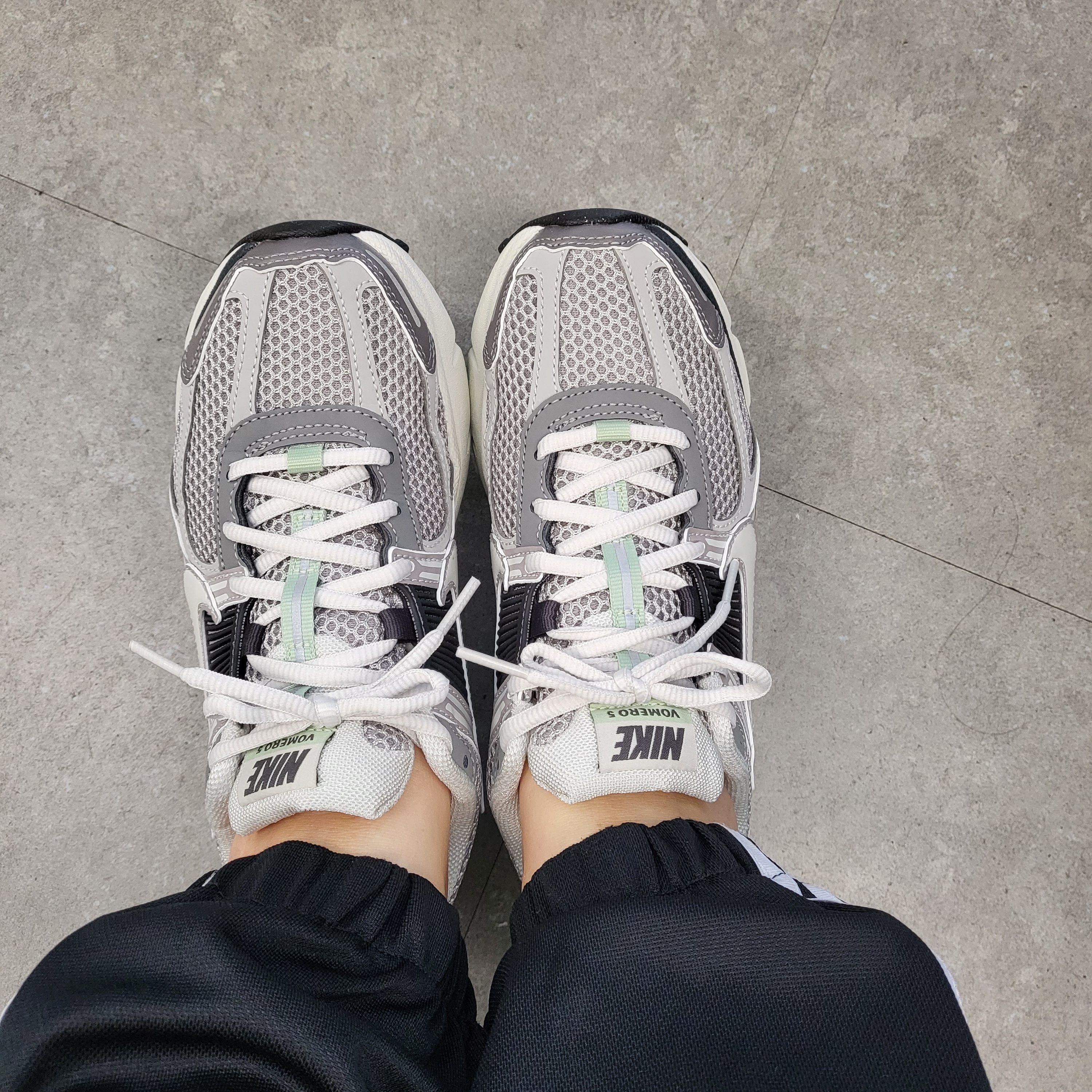 (W) Nike Zoom Vomero 5 Cobblestone and Flat Pewter 착용 스타일