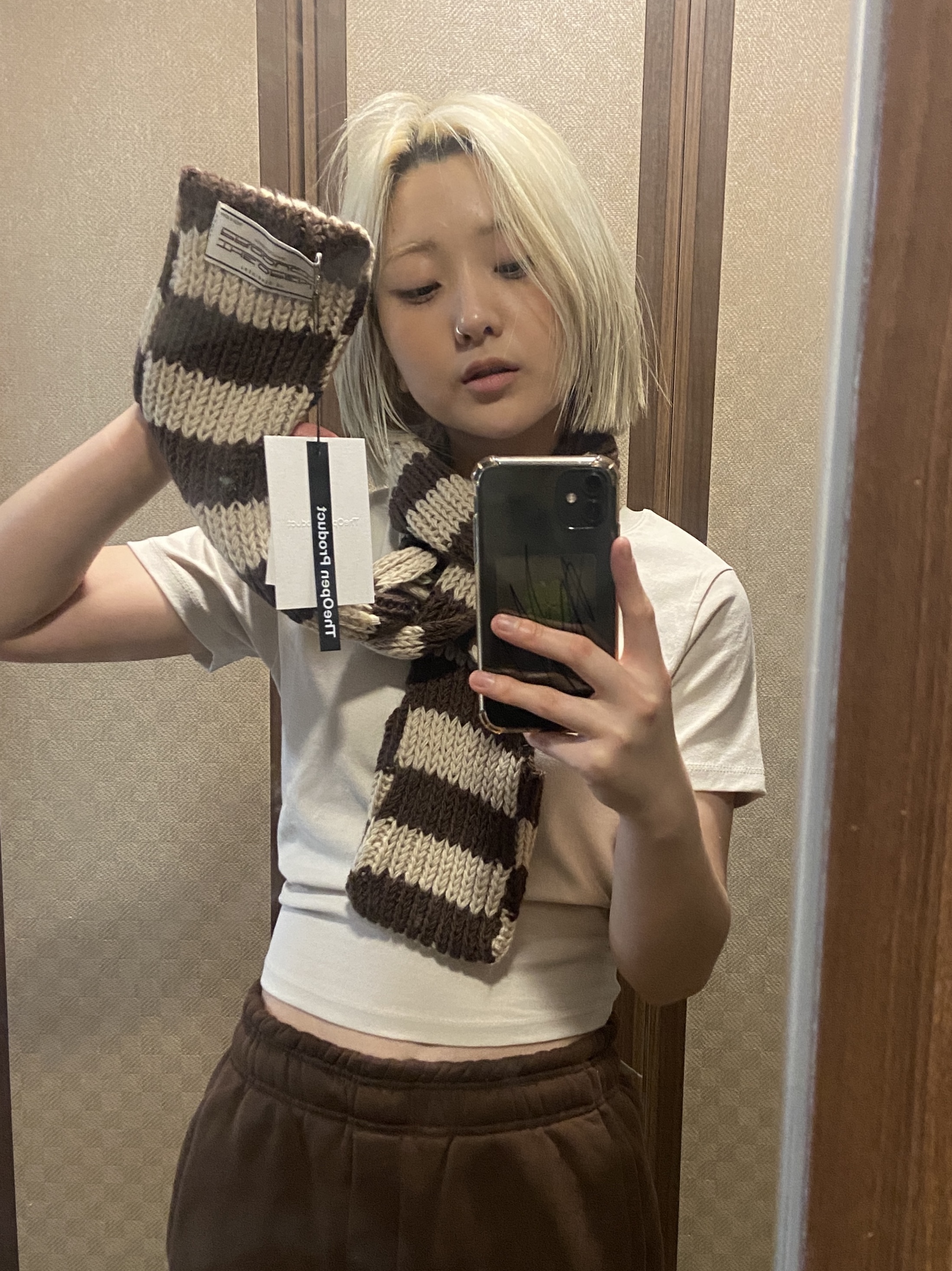 Open Yy Stripe Pocket Scarf Brown Beige 착용 스타일 - 2