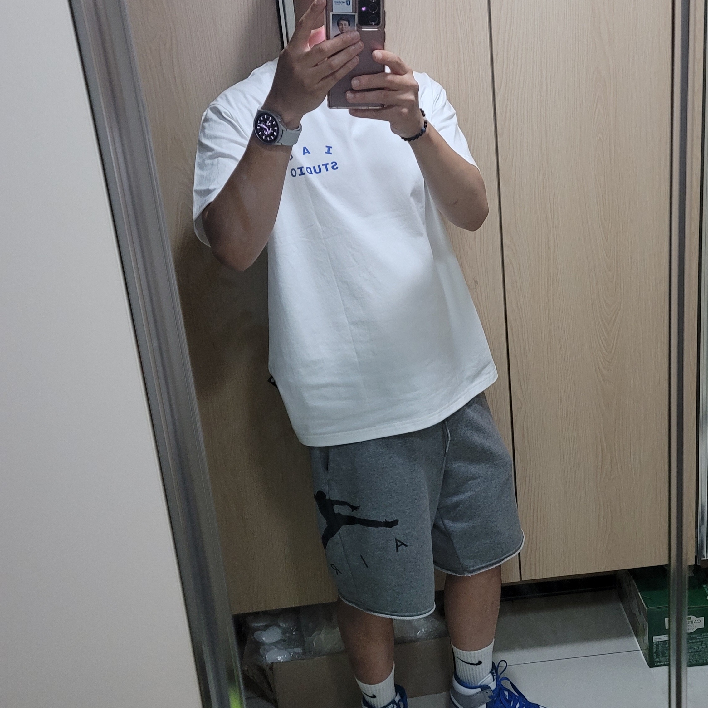 Jordan 1 Retro High OG True Blue, IAB Studio 10th Anniversary T-Shirt White 착용 스타일 - 4