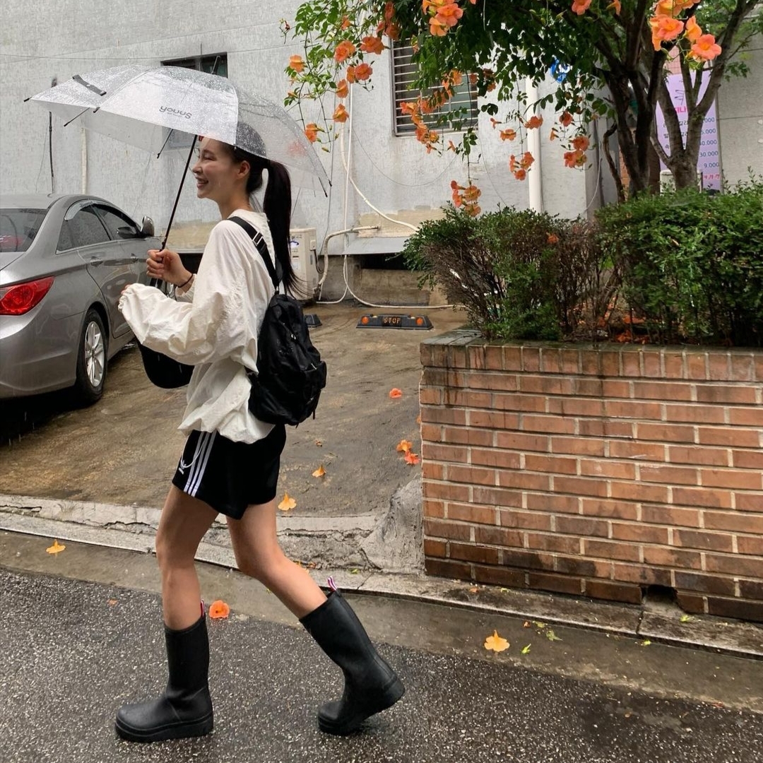 (W) Hunter Play Tall Wellington Rain Boots Black 착용 스타일 - 1