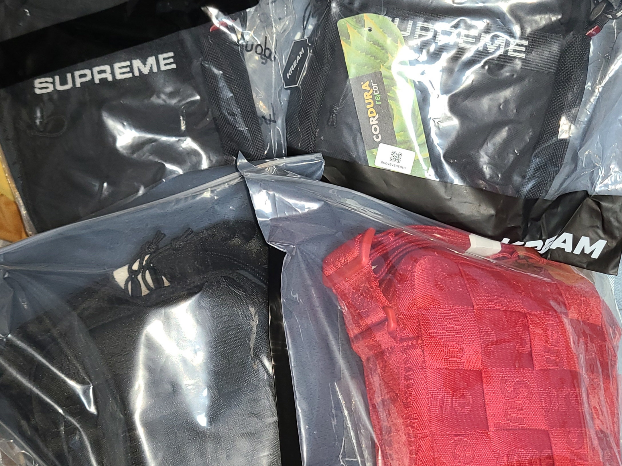 Supreme Shoulder Bag Black - 22FW, Supreme Woven Shoulder Bag Red - 23SS 착용 스타일 - 1