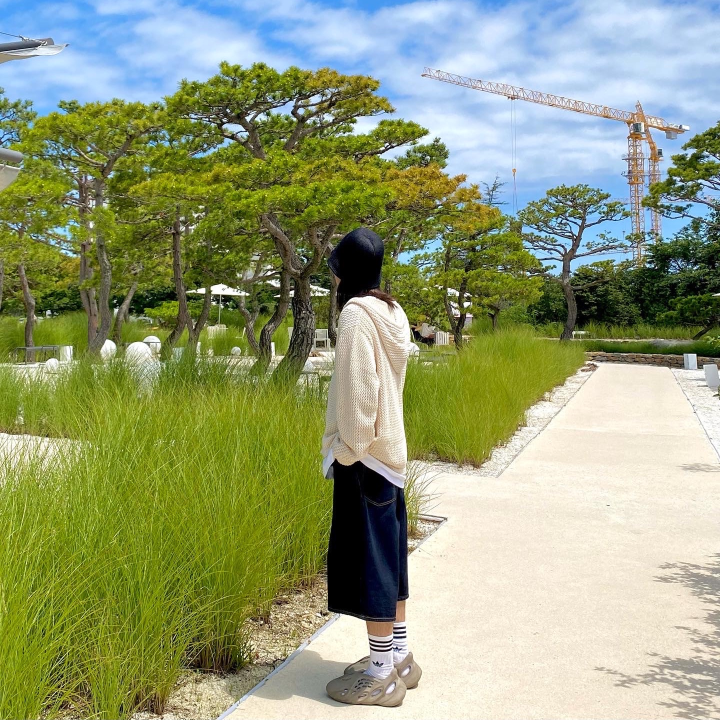 Adidas Yeezy Foam RNNR Stone Sage, Stussy Mesh Zip Hoodie Natural 착용 스타일