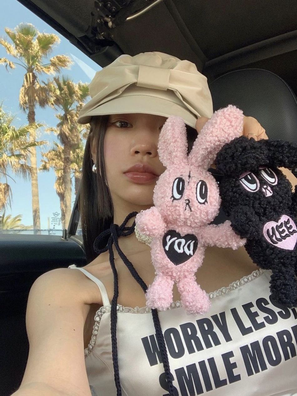 Youhee Elli Keyring Pink, Youhee Delli Keyring Black 착용 스타일