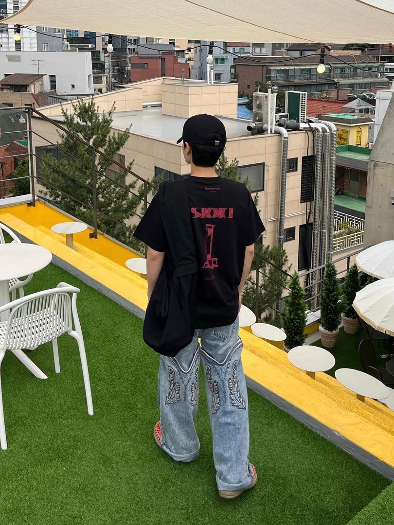 Undermycar Sioki Louisette T-Shirt Ox Blood - 22SS 착용 스타일 - 1