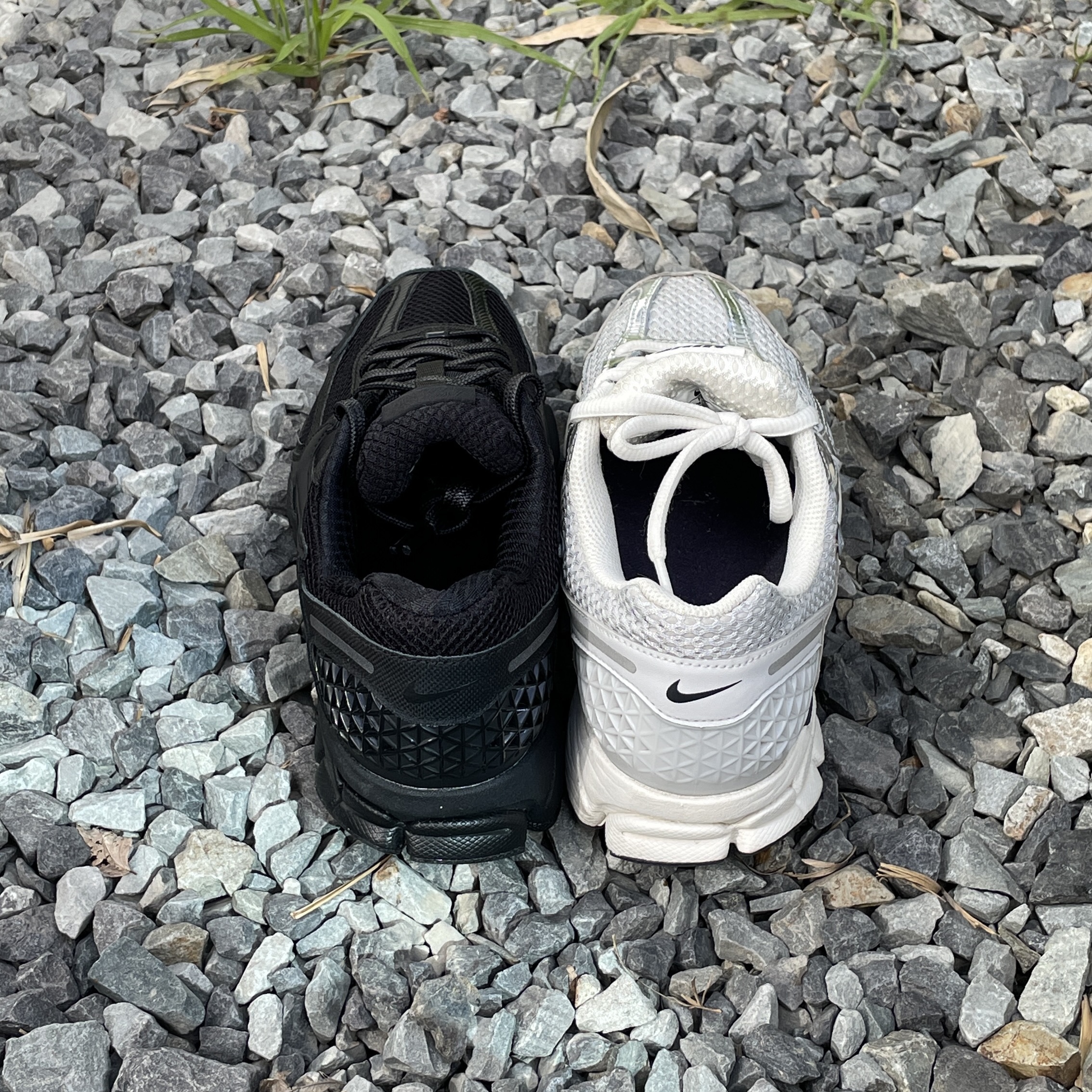 Nike Zoom Vomero 5 SP Black, (W) Nike Zoom Vomero 5 Photon Dust and Metallic Silver 착용 스타일 - 2