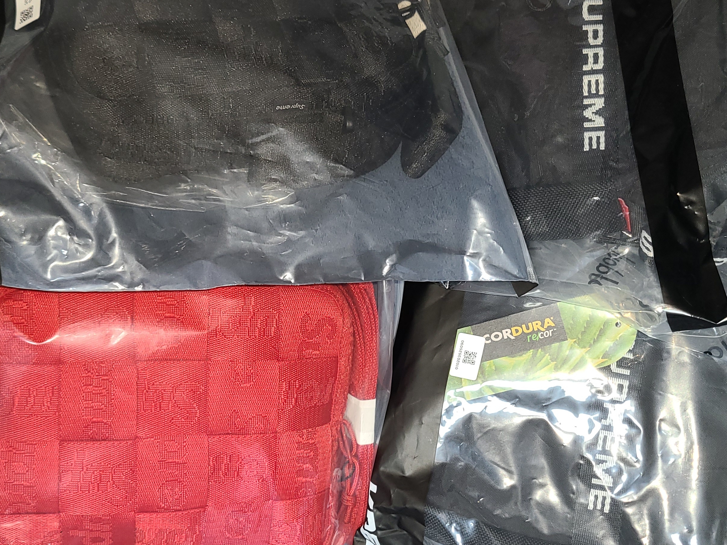 Supreme Shoulder Bag Black - 22FW, Supreme Woven Shoulder Bag Red - 23SS 착용 스타일 - 2