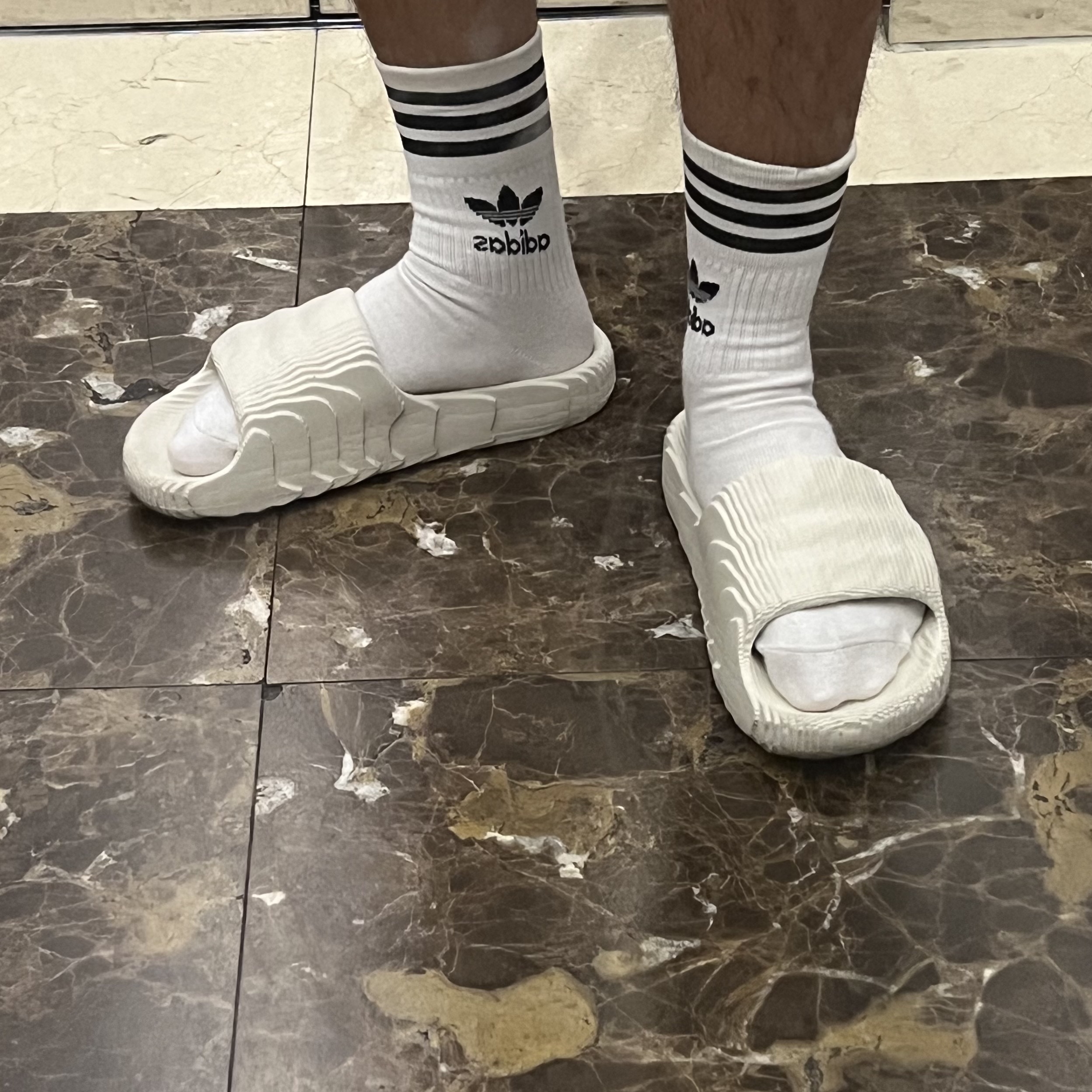Adidas Adilette 22 Aluminium 착용 스타일