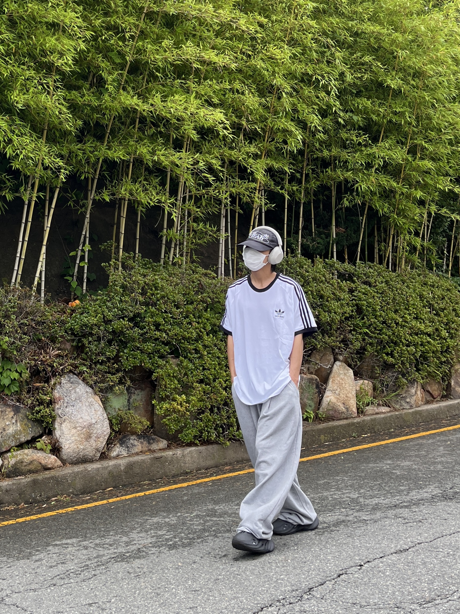 Adidas Yeezy Foam RNNR Onyx, Sony WH-1000XM5 Silver (Korean Ver.) 착용 스타일 - 2