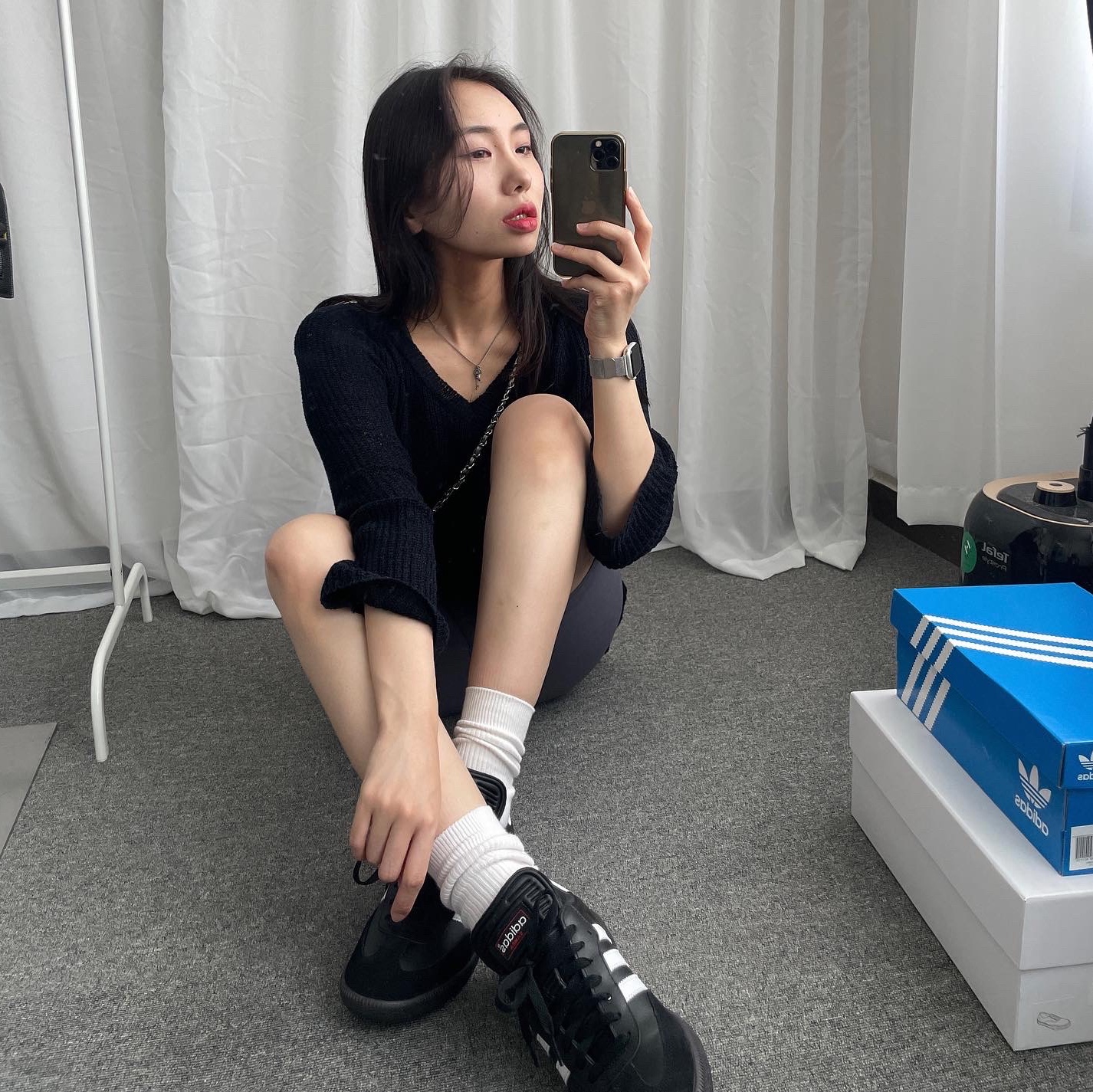 Adidas Samba Classic Core Black 착용 스타일 - 1