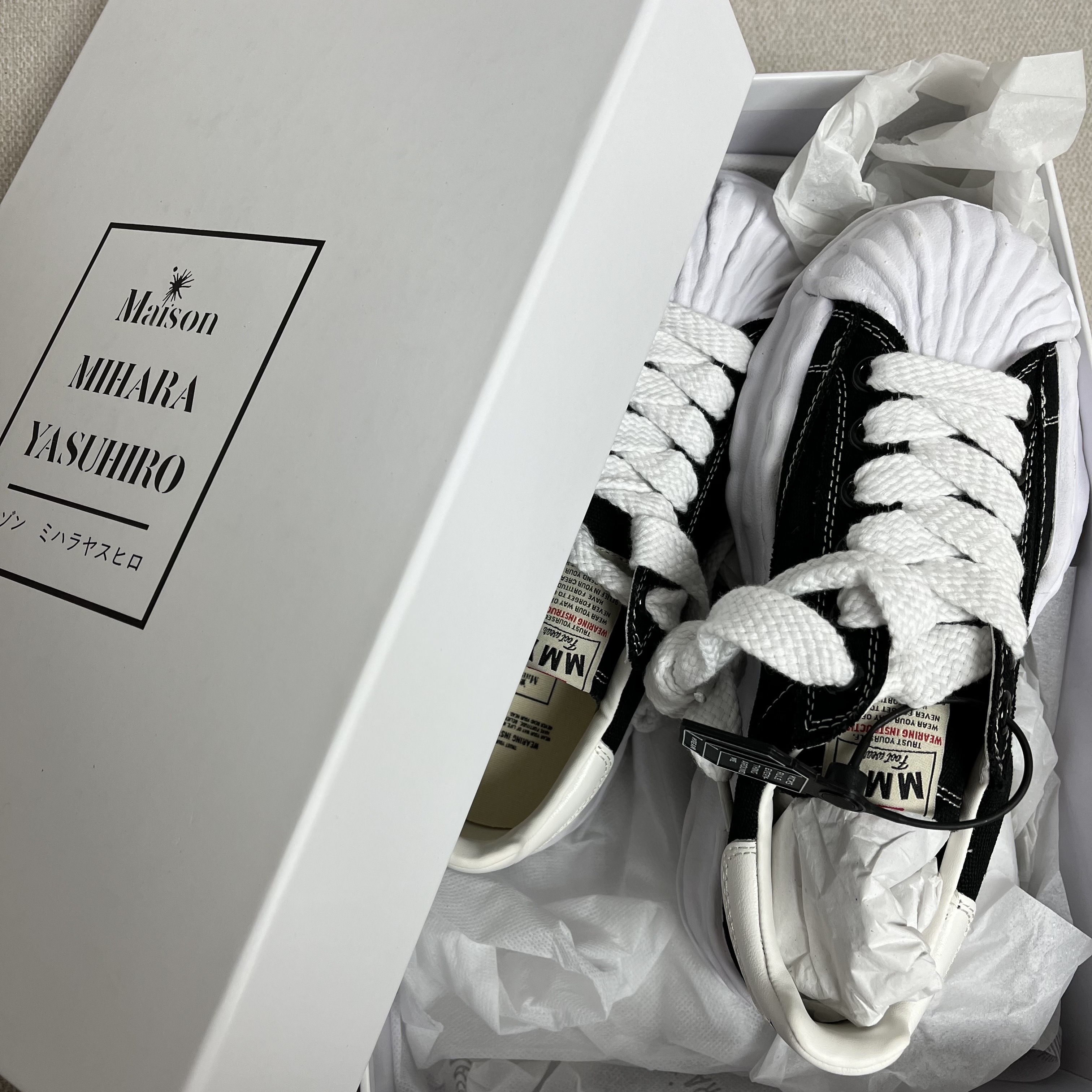 Maison Mihara Yasuhiro Blakey OG Sole Canvas Low-top Sneakers Black White 착용 스타일 - 2