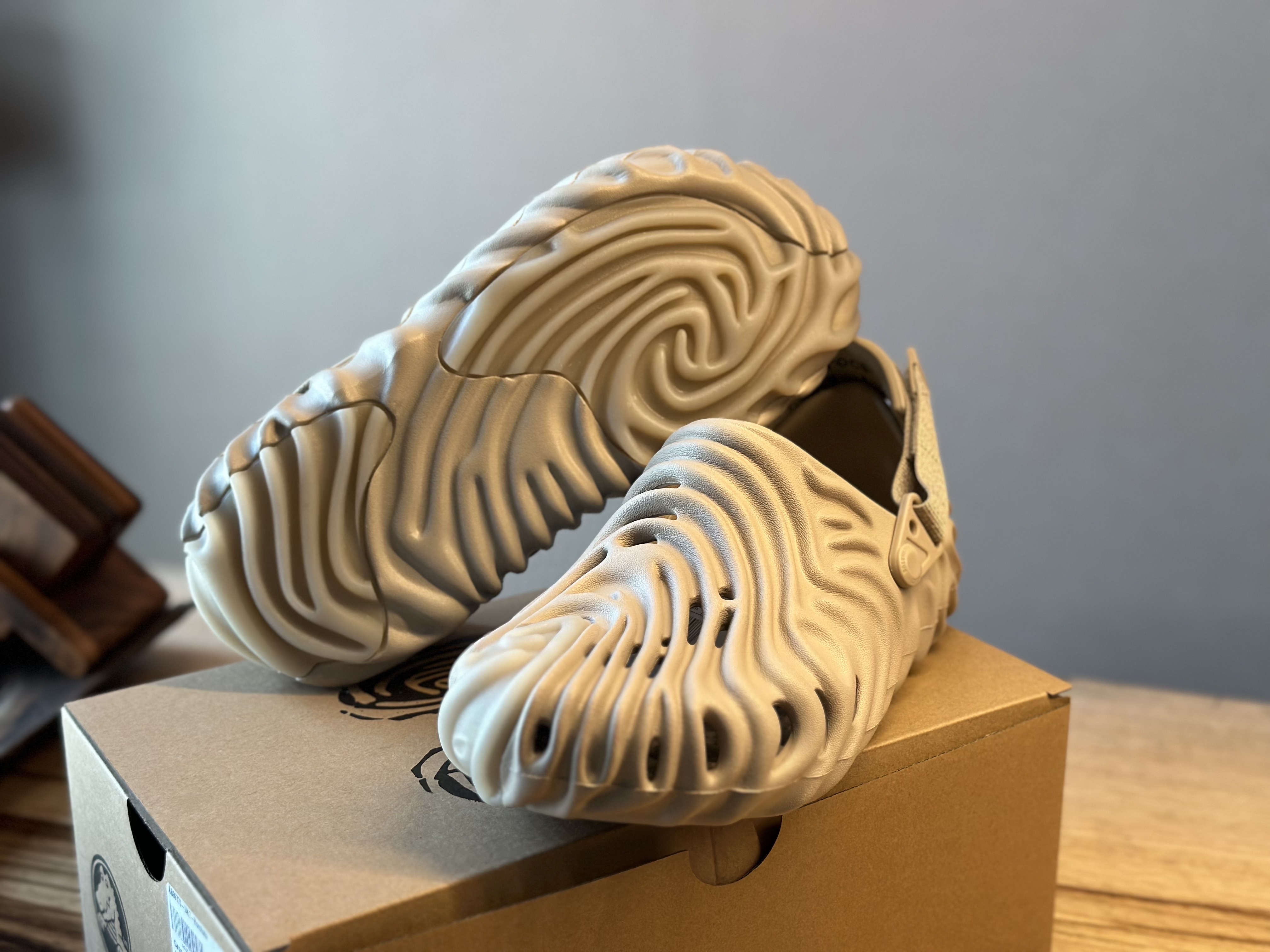 Crocs x Salehe Bembury Pollex Clog Horchata 착용 스타일 - 3