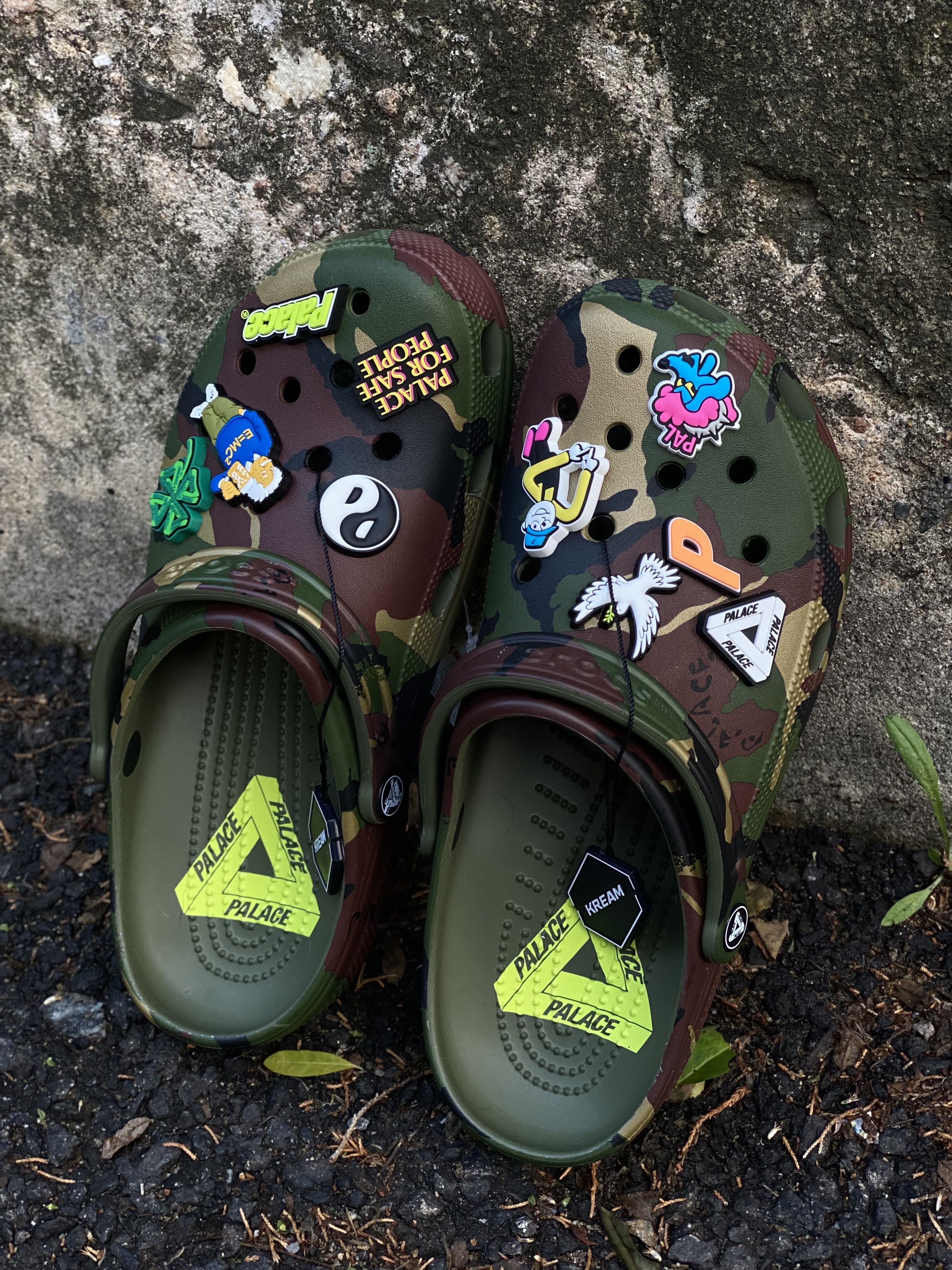 Crocs x Palace Classic Clog Woodland Camo 착용 스타일 - 1