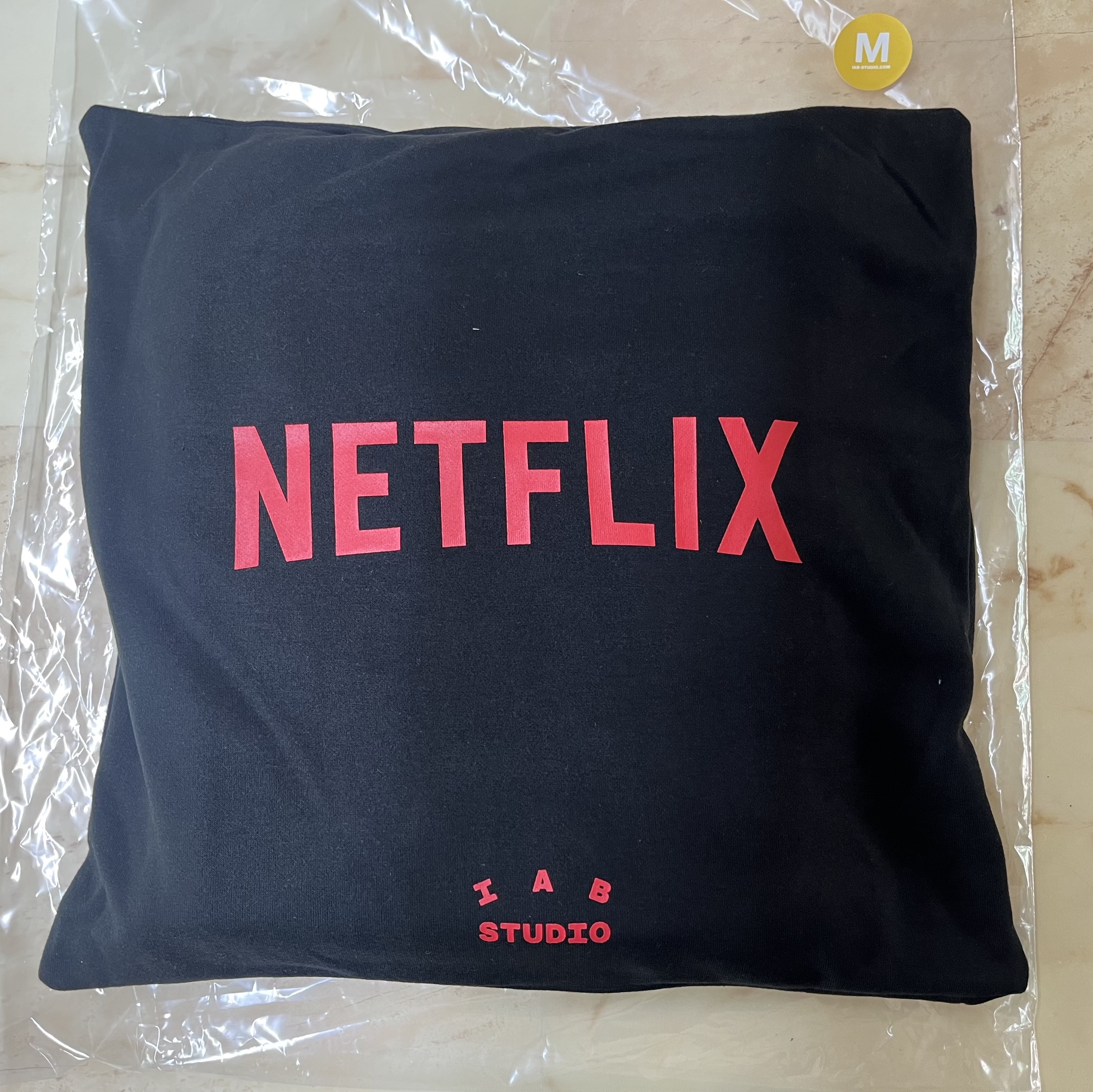 IAB Studio x Netflix Pajama Cushion Cover Set Black 착용 스타일 - 2