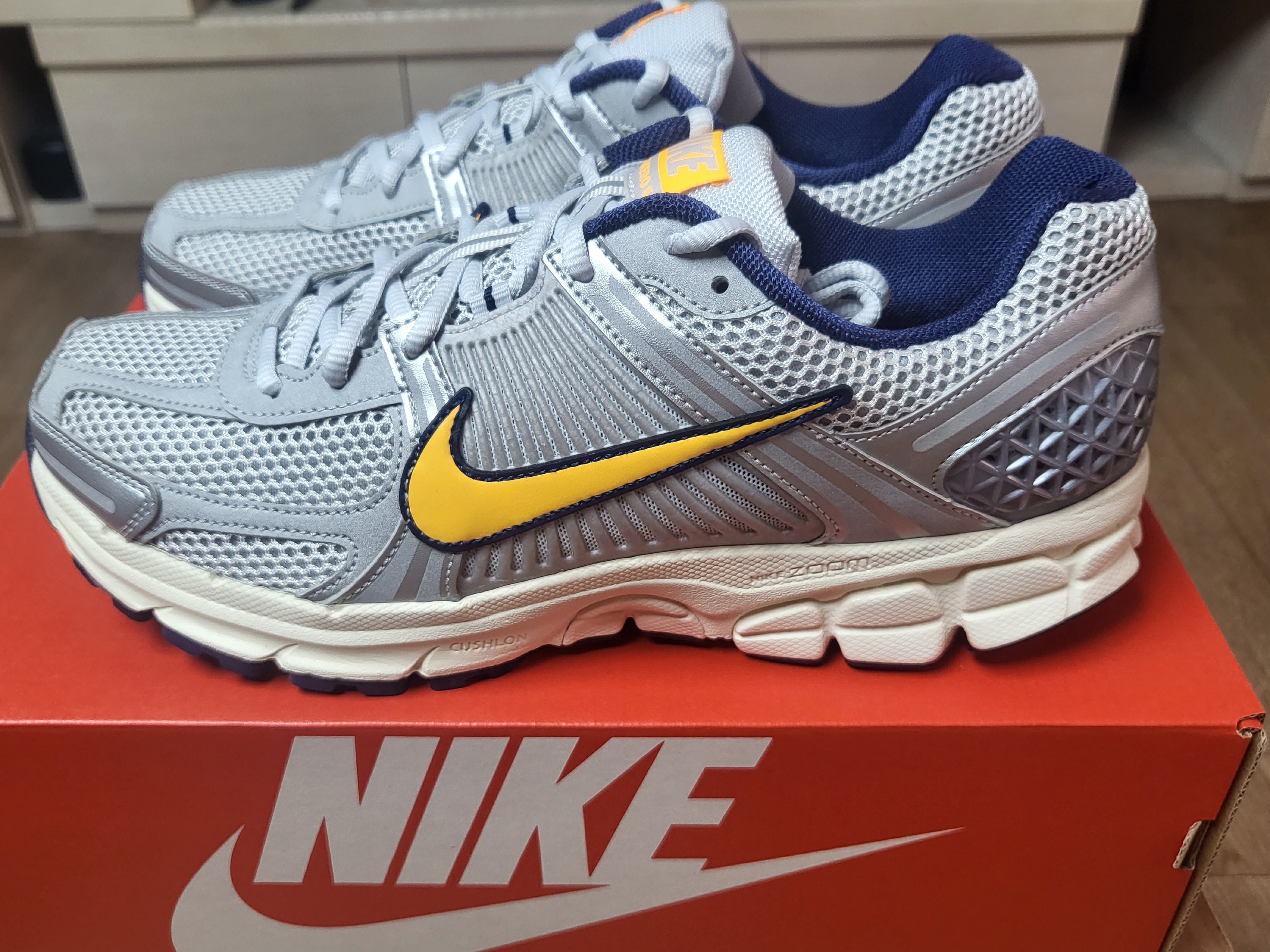 Nike Zoom Vomero 5 Pure Platinum and Laser Orange 착용 스타일