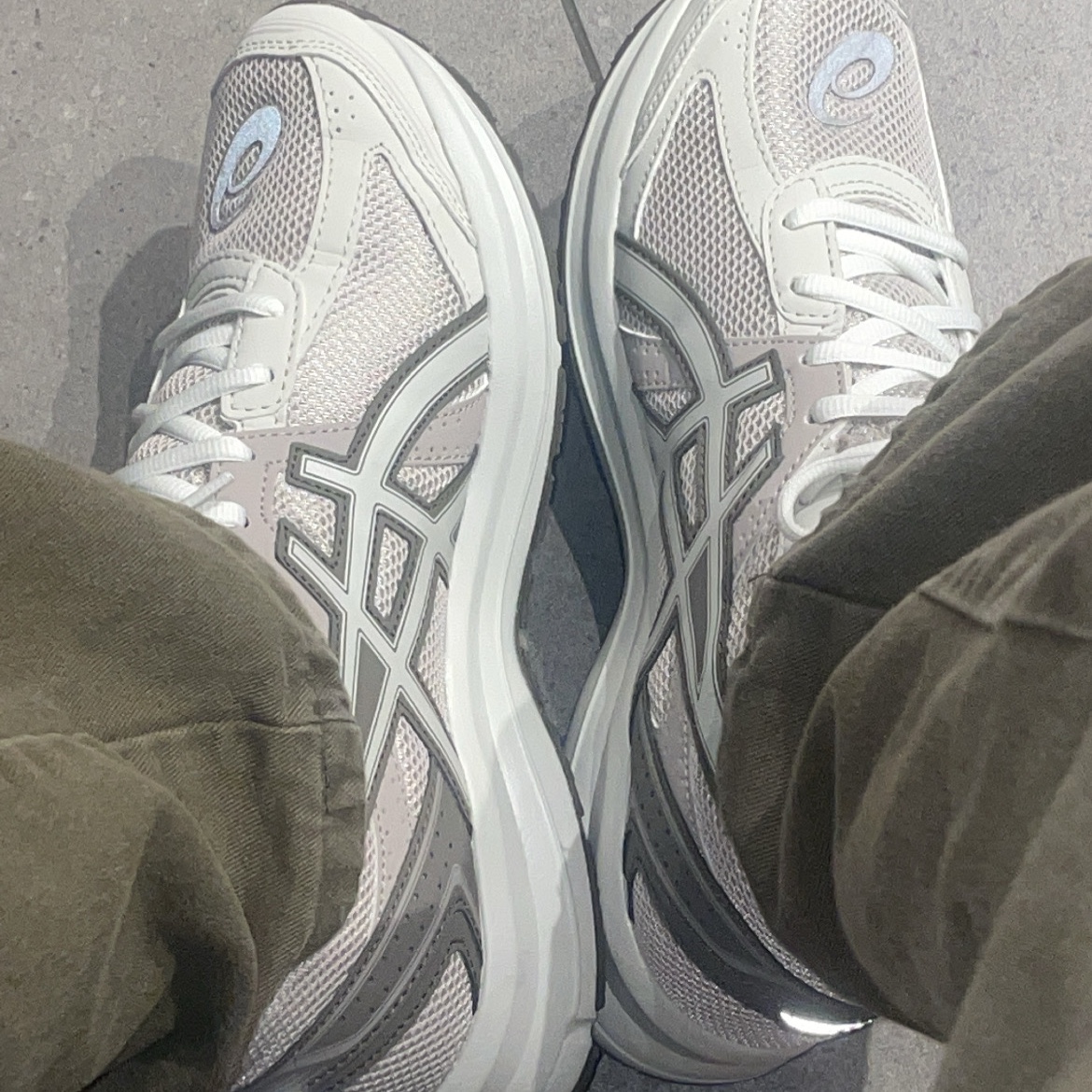 Asics Jog 100 S Birch - 2E Wide 착용 스타일