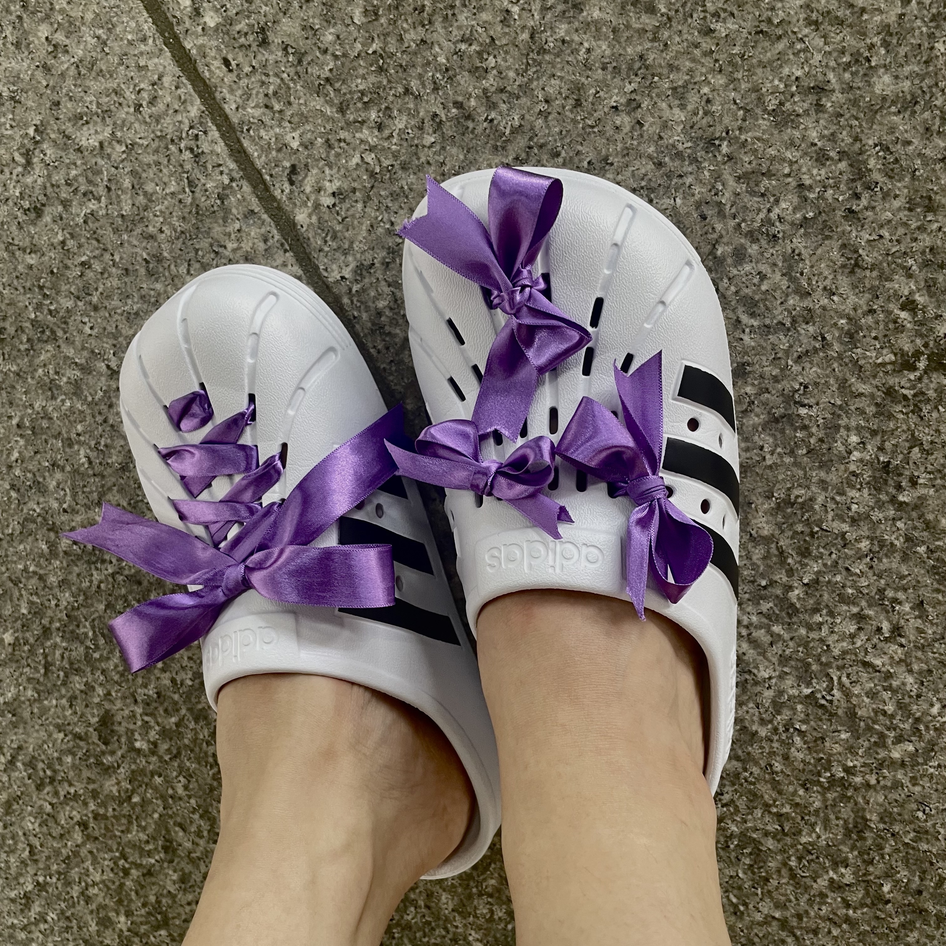 Adidas Adilette Clog White Black 착용 스타일
