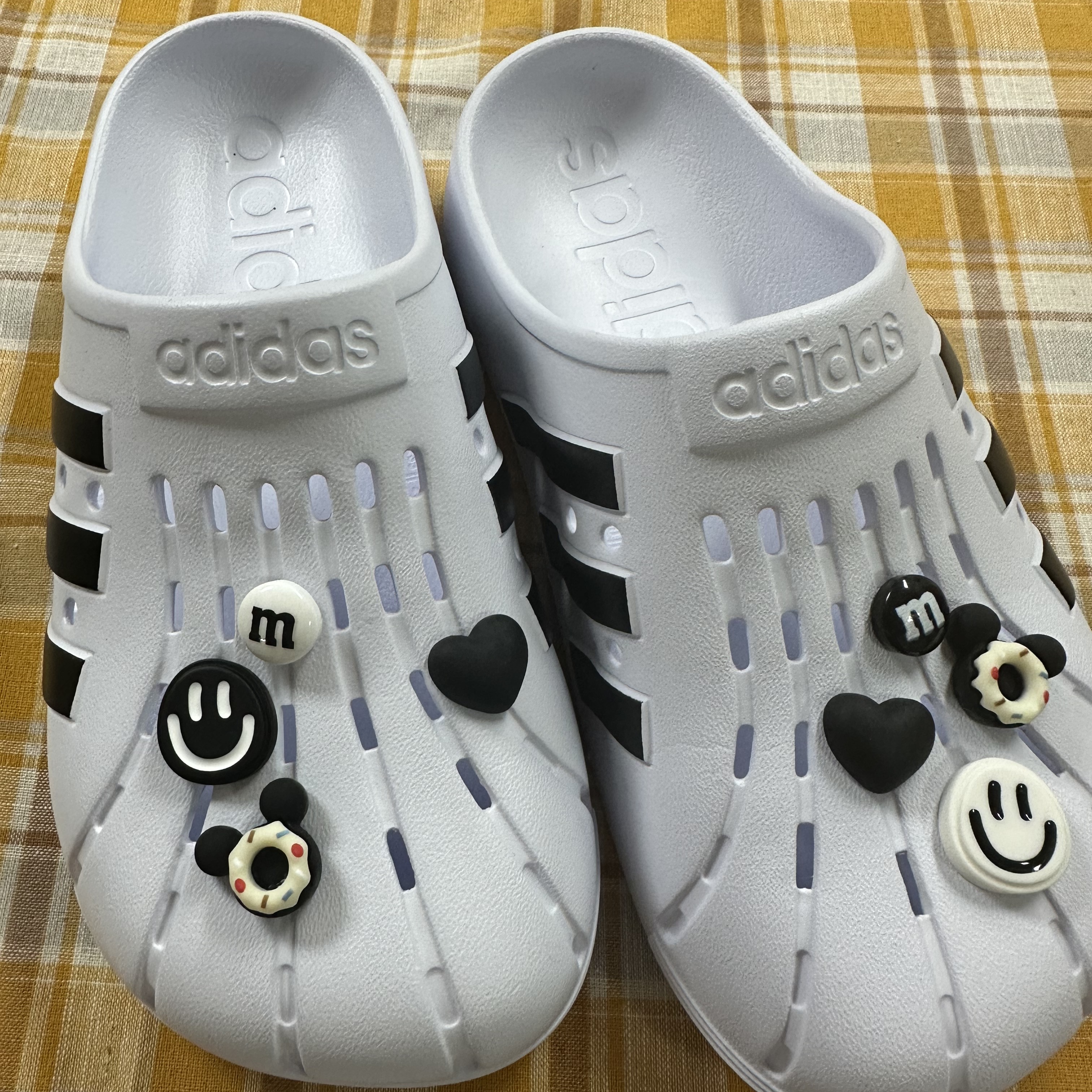 Adidas Adilette Clog White Black 착용 스타일 - 1