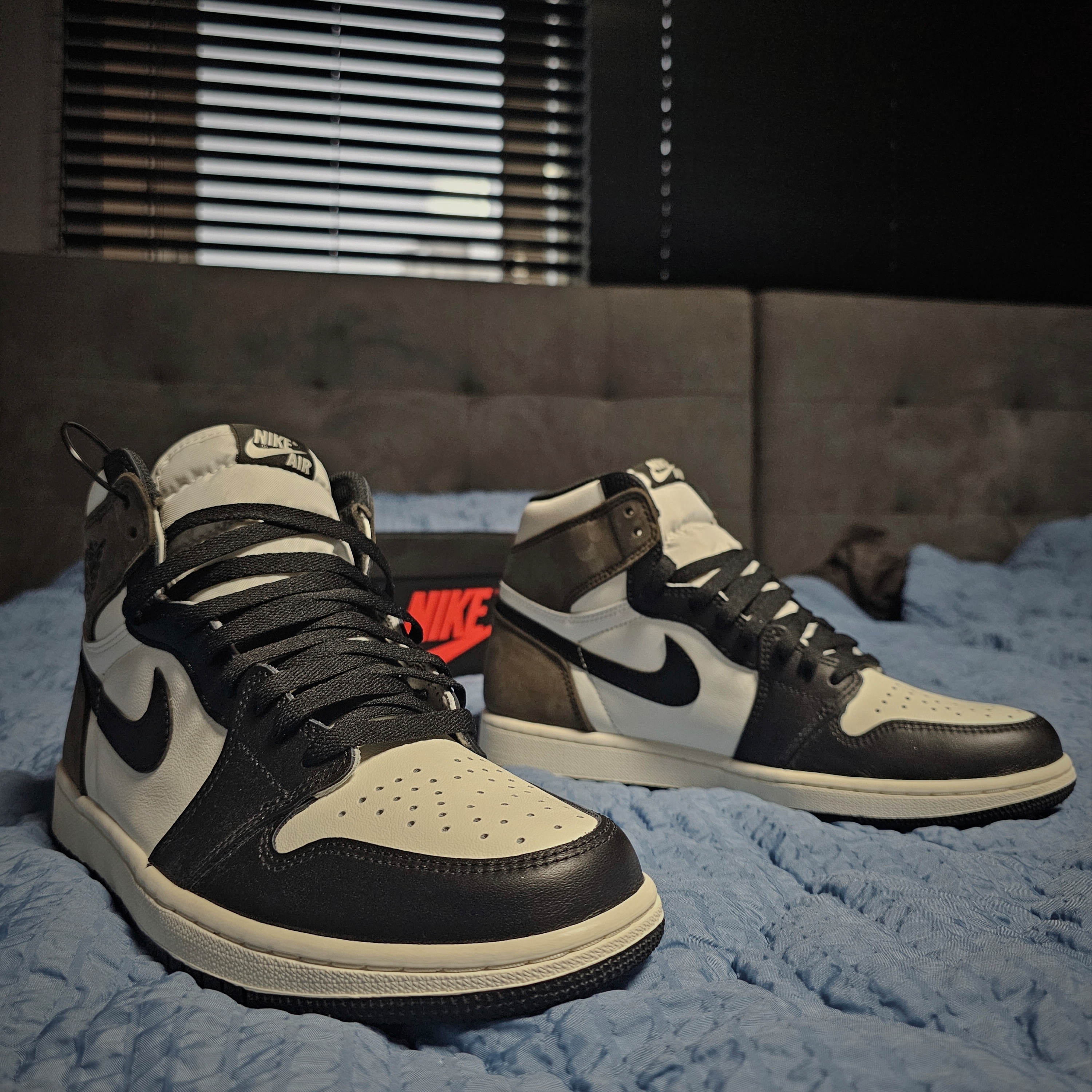 Jordan 1 Retro High OG Black Mocha 착용 스타일 - 3