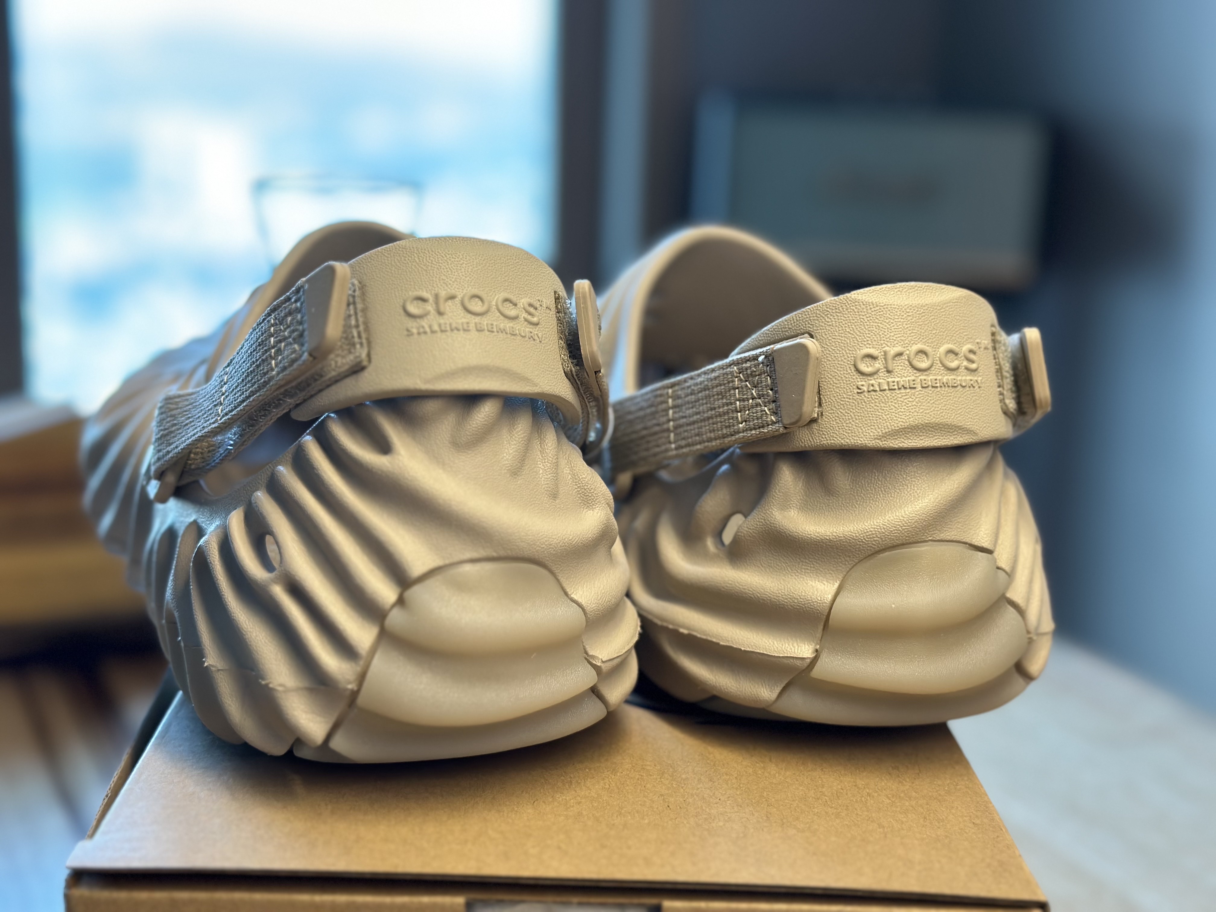 Crocs x Salehe Bembury Pollex Clog Horchata 착용 스타일 - 4