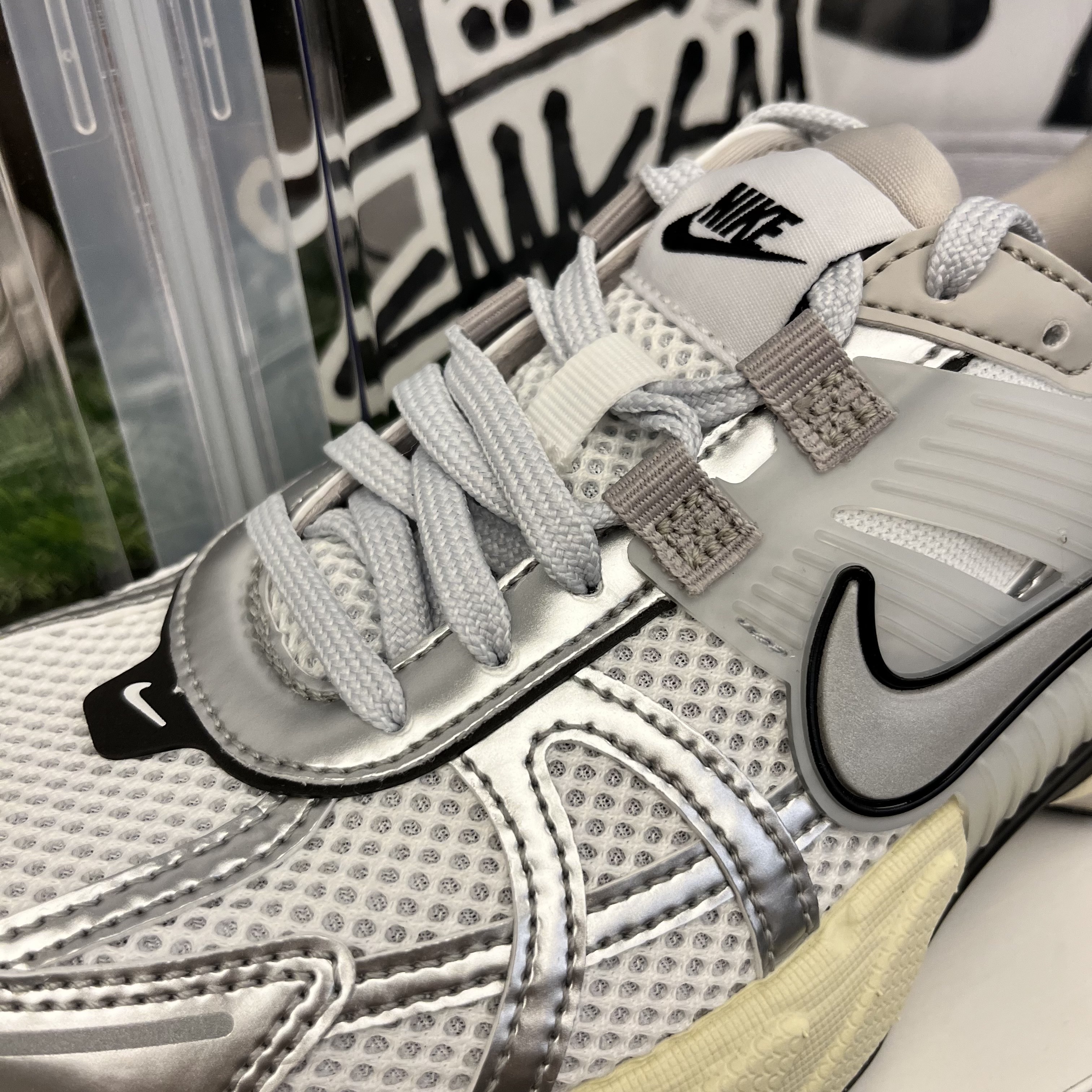 Nike V2K Run Summit White Metallic Silver 착용 스타일 - 1