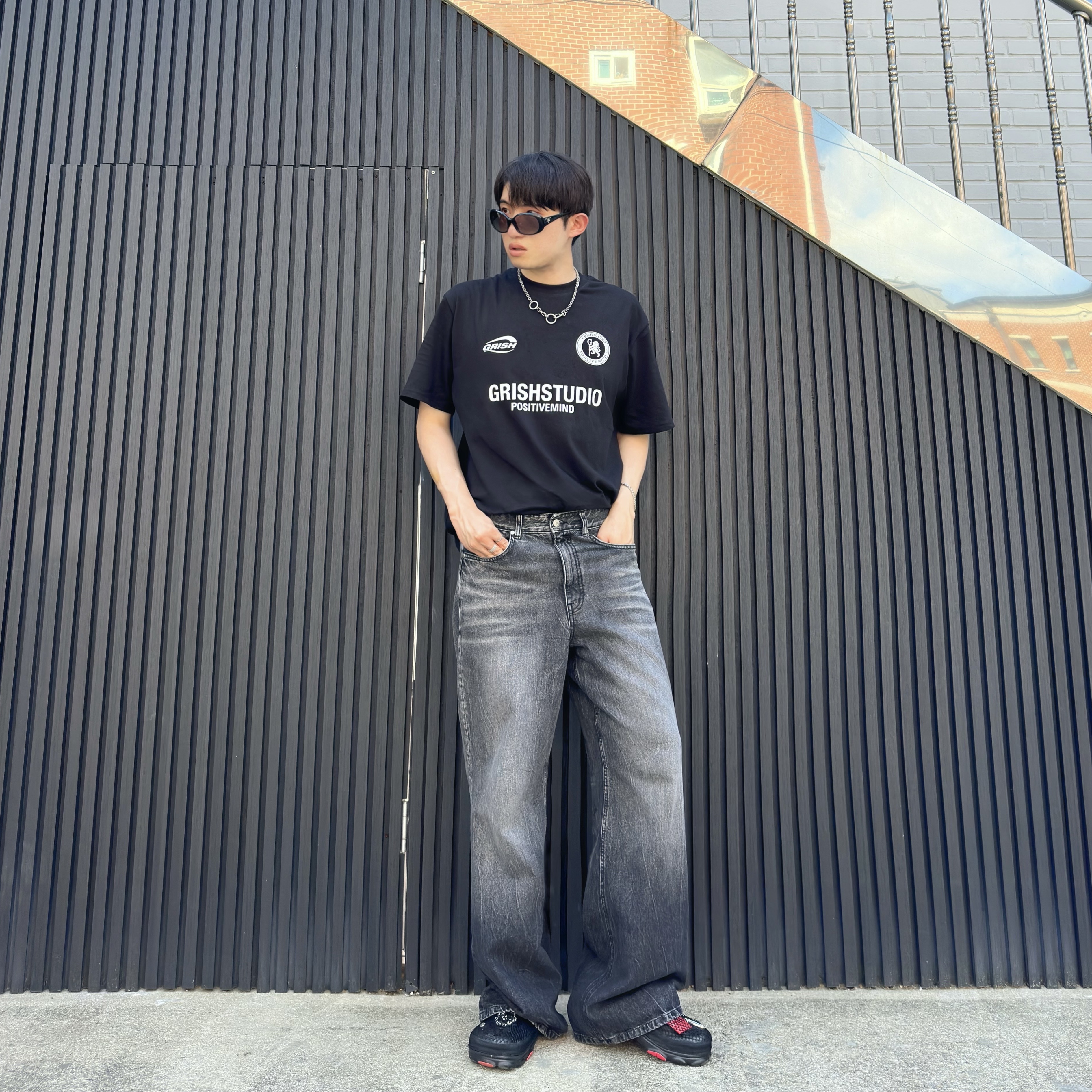 Crocs x Staple Classic All Terrain Clog Black 착용 스타일 - 1