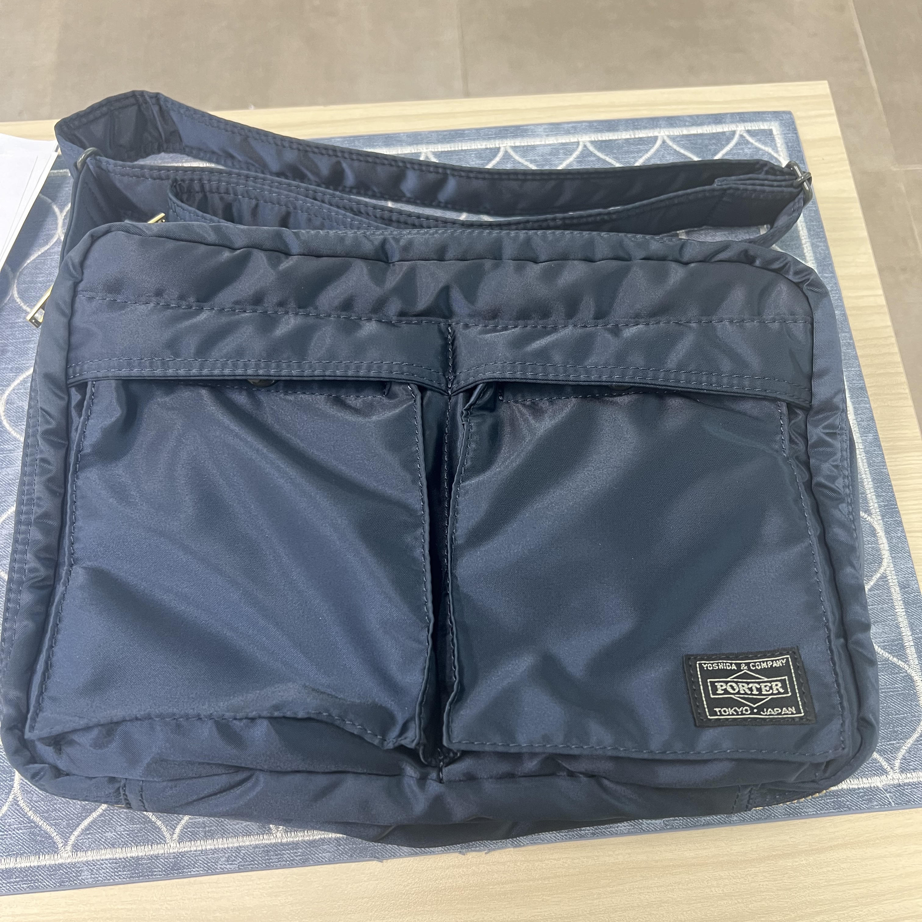 Porter Tanker Shoulder Bag L Iron Blue 착용 스타일