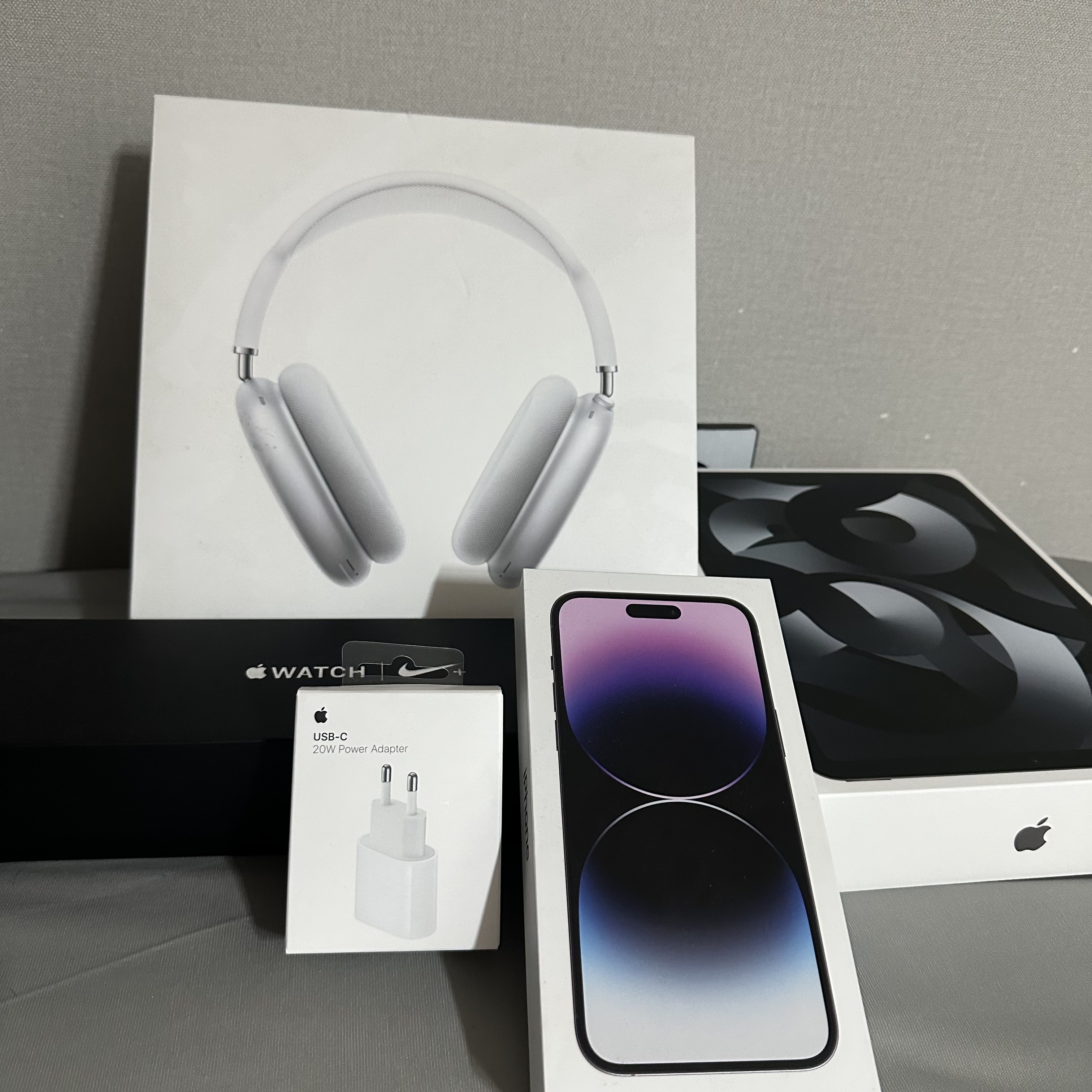 Apple iPad Air 5th Gen Wifi 64GB Space Gray (Korean Ver.), Apple AirPods Max Lightning Silver (Korean Ver.) 착용 스타일 - 2