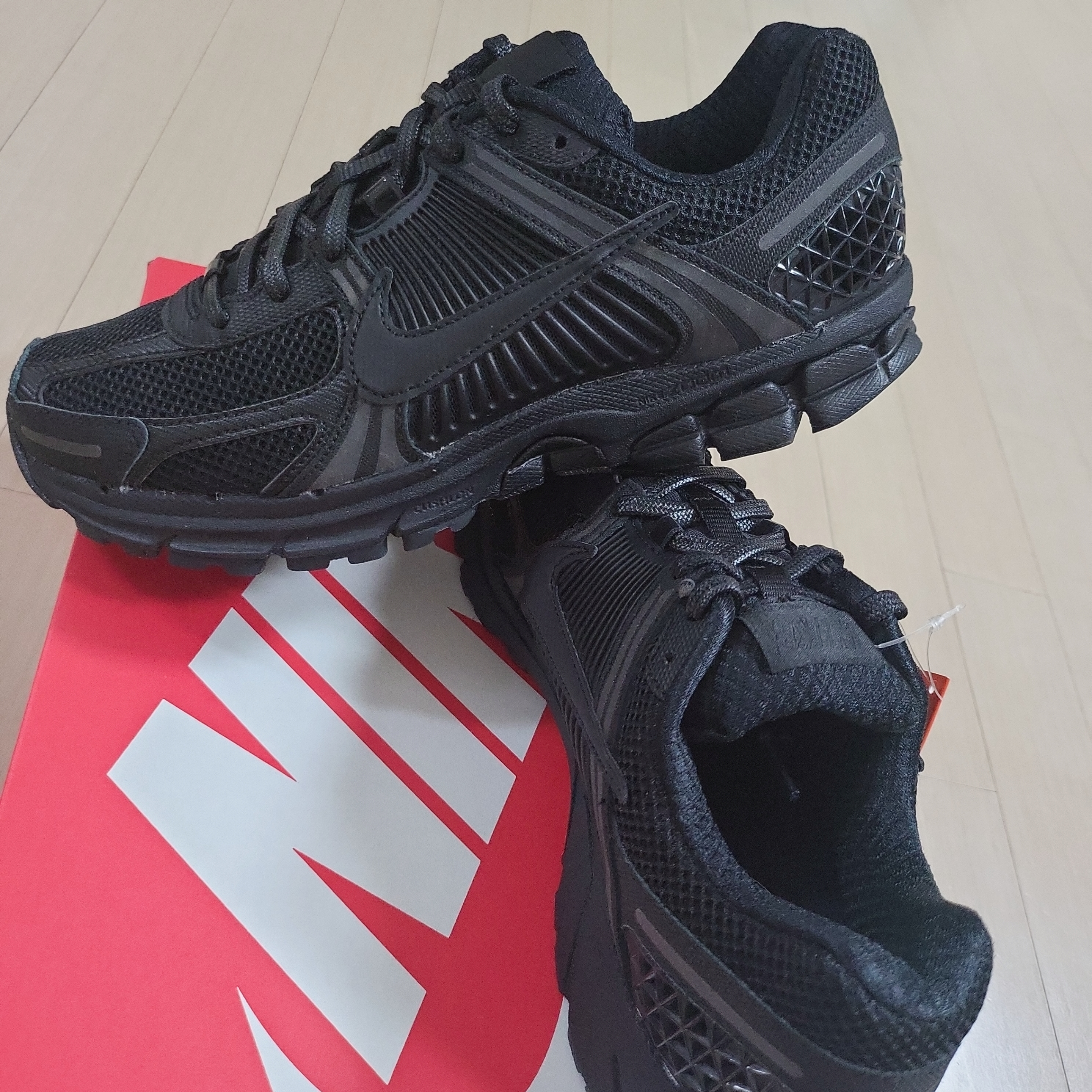 Nike Zoom Vomero 5 SP Black 착용 스타일 - 3