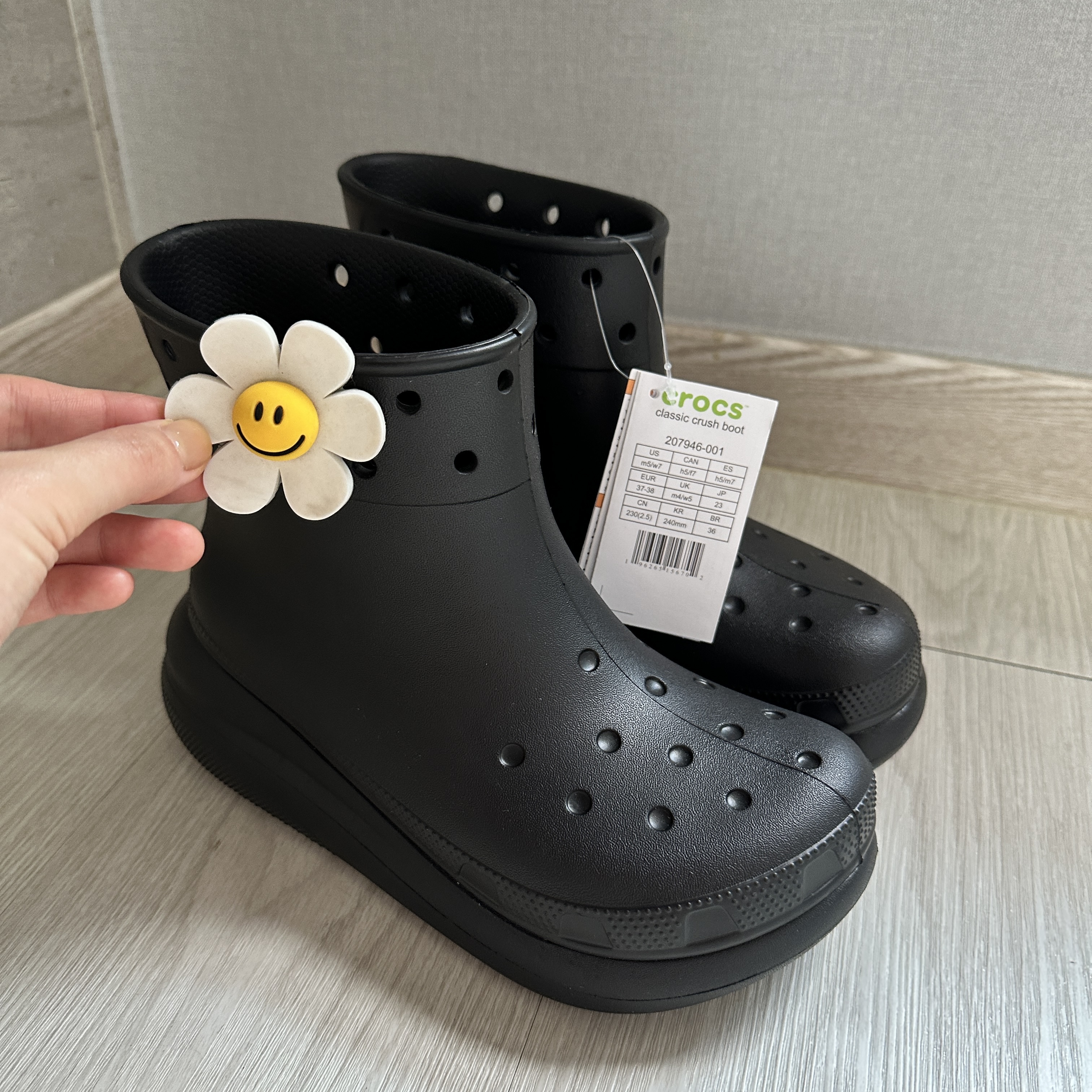 Crocs Classic Crush Boot Black 착용 스타일