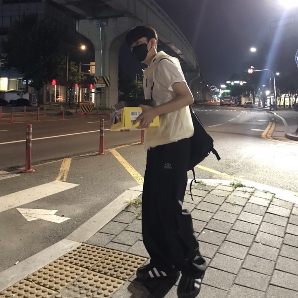 Adidas Adifom Superstar Core Black Cloud White 착용 스타일
