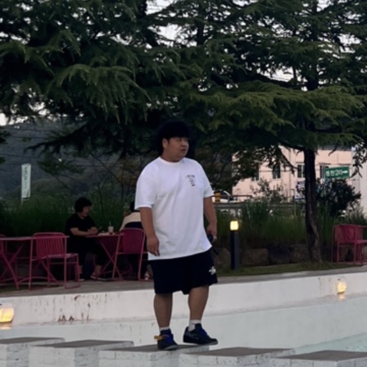 Stussy Tribe Stack T-Shirt White, Jordan 2 x Off-White Retro Low SP Black and Varsity Royal 착용 스타일