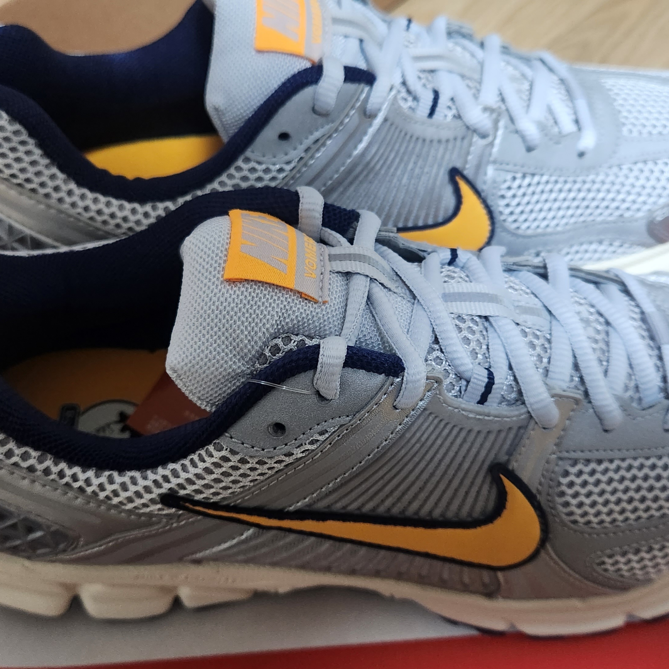 Nike Zoom Vomero 5 Pure Platinum and Laser Orange 착용 스타일 - 2