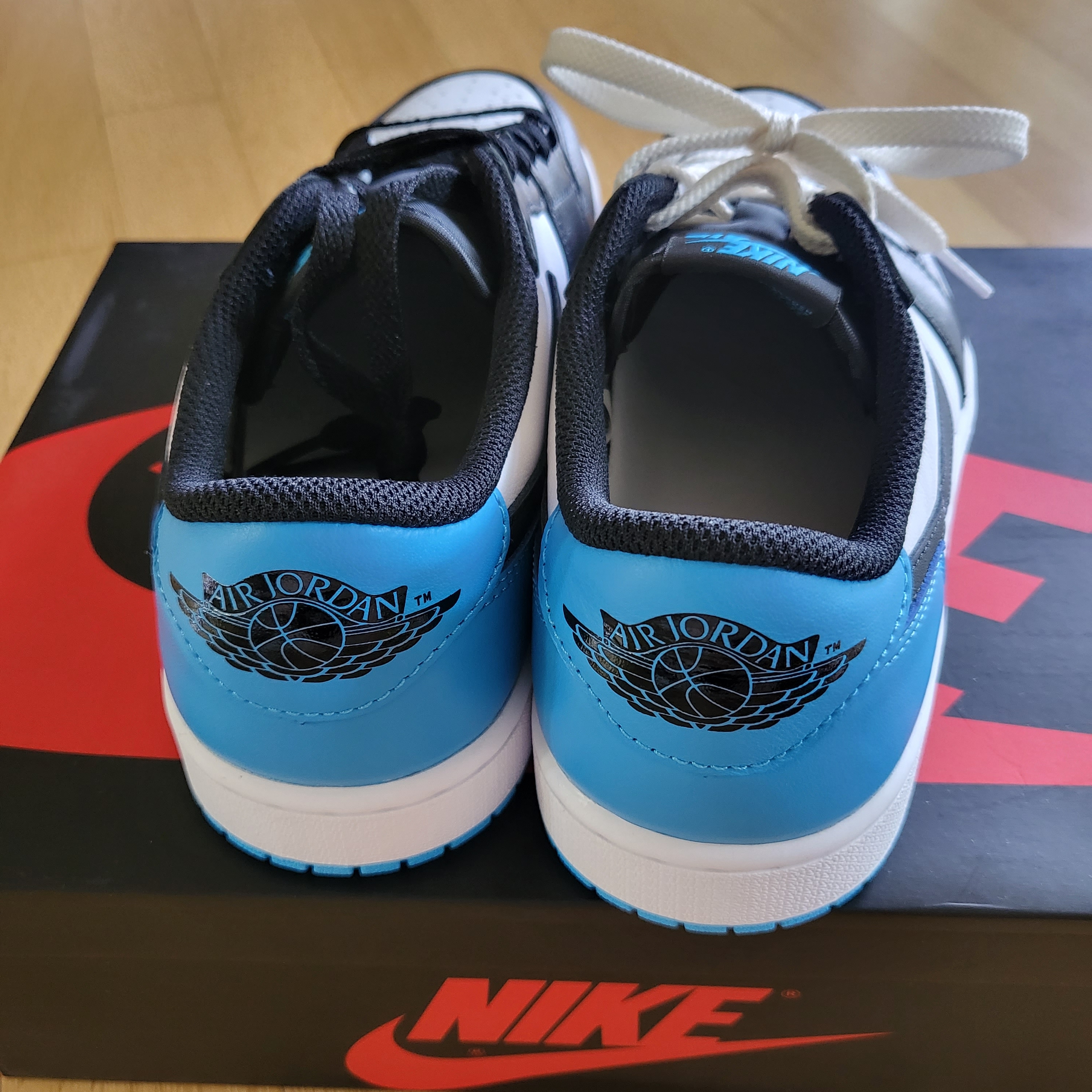 Jordan 1 Retro Low OG Black and Dark Powder Blue 착용 스타일 - 3
