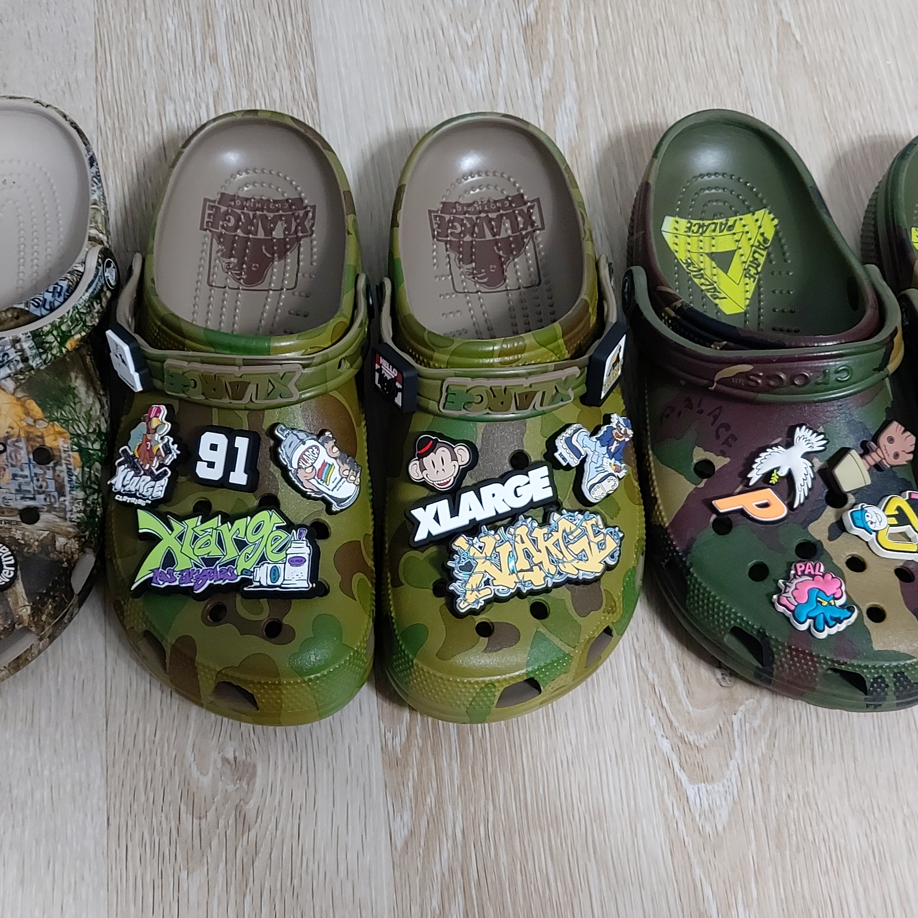 Crocs x XLarge Classic Clog Camo 착용 스타일