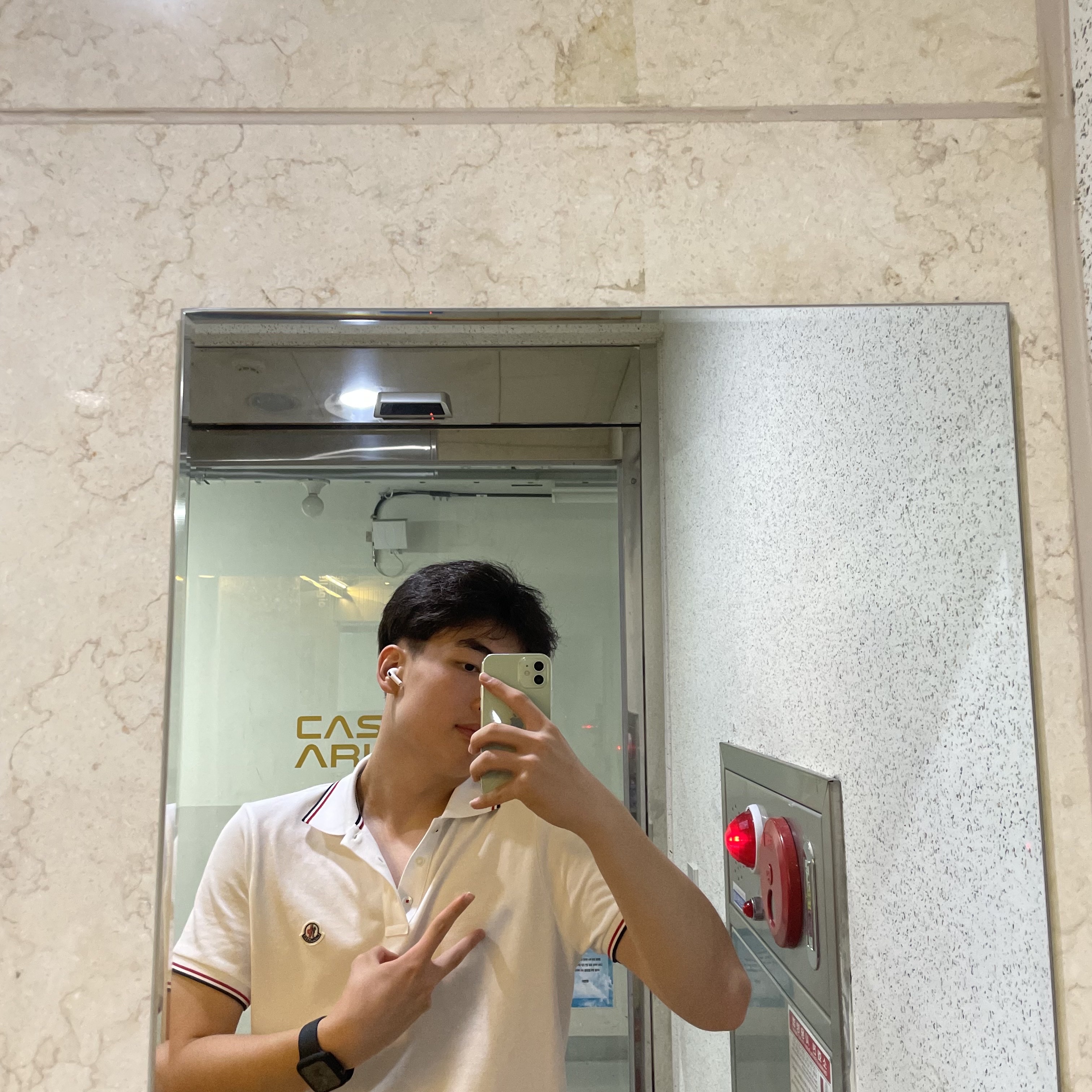 Moncler Logo Polo Shirt Optical White - 23SS 착용 스타일 - 1