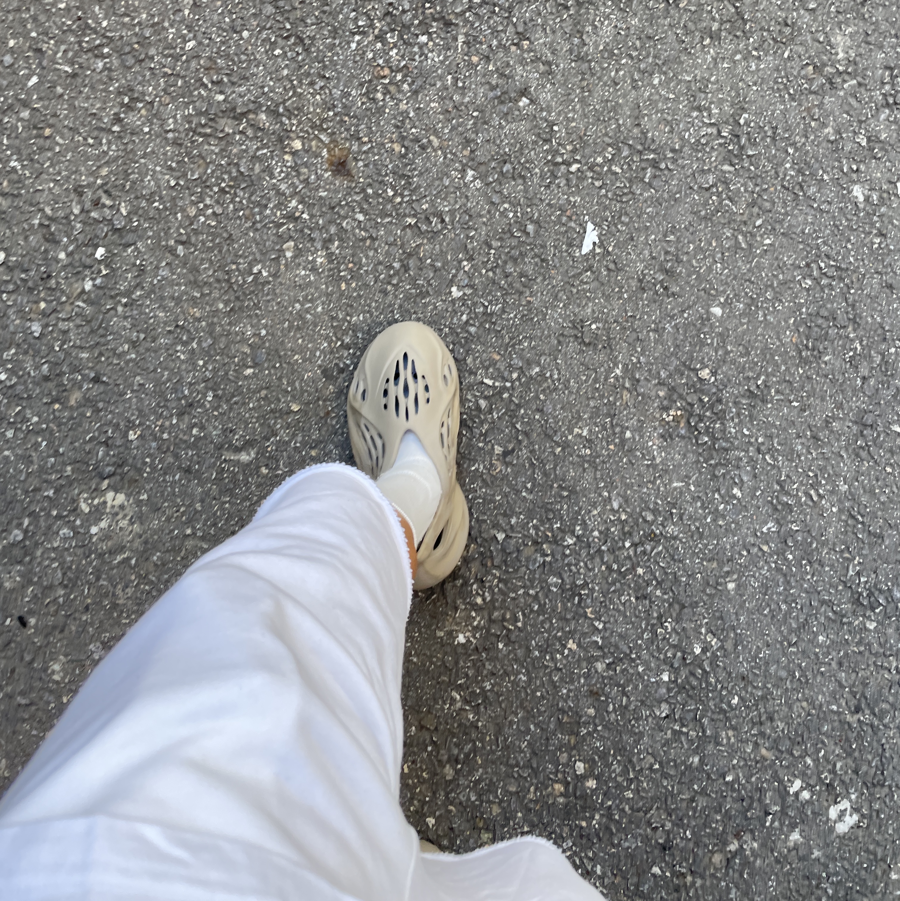 Adidas Yeezy Foam RNNR Stone Sage 착용 스타일 - 2