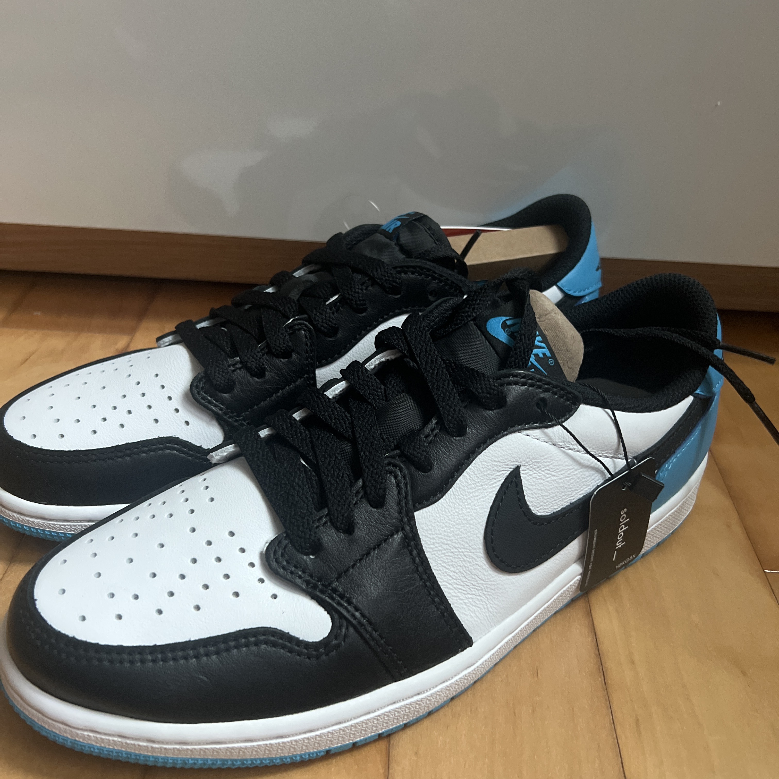Jordan 1 Retro Low OG Black and Dark Powder Blue 착용 스타일 - 2